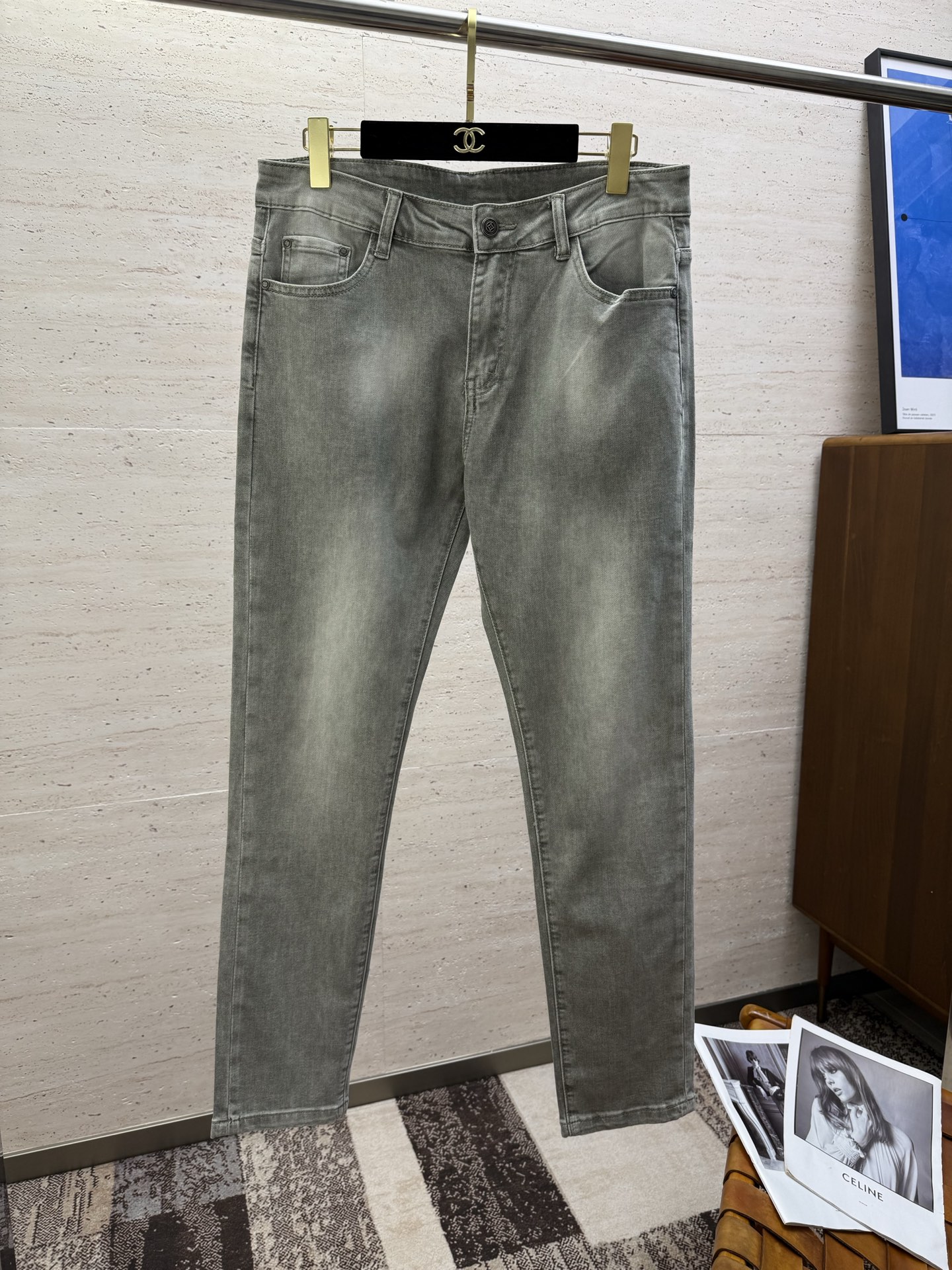 NO:422561,LV25S spring and summer men's straight jeans cotton denim fabric is made of soft texture without losing muscles and bones, dry and tough feel. Classic iconic embossed logo, soul-like embellishment. All indicators are top-quality, which naturally brings an excellent body feel!  !  !  Count 29-3835, louis vuitton, jeans, alexander wang19860909LV25S春夏男士直筒牛仔裤棉质牛仔面料打造 质地柔软又不失筋骨,手感干爽有韧性 经典的标志性浮雕徽标,灵魂般的点缀 各项指标皆为上品,自然带来极佳的上身体感！！！码数29-3835,,louis vuitton,jeans,alexander wang,Men's clothing