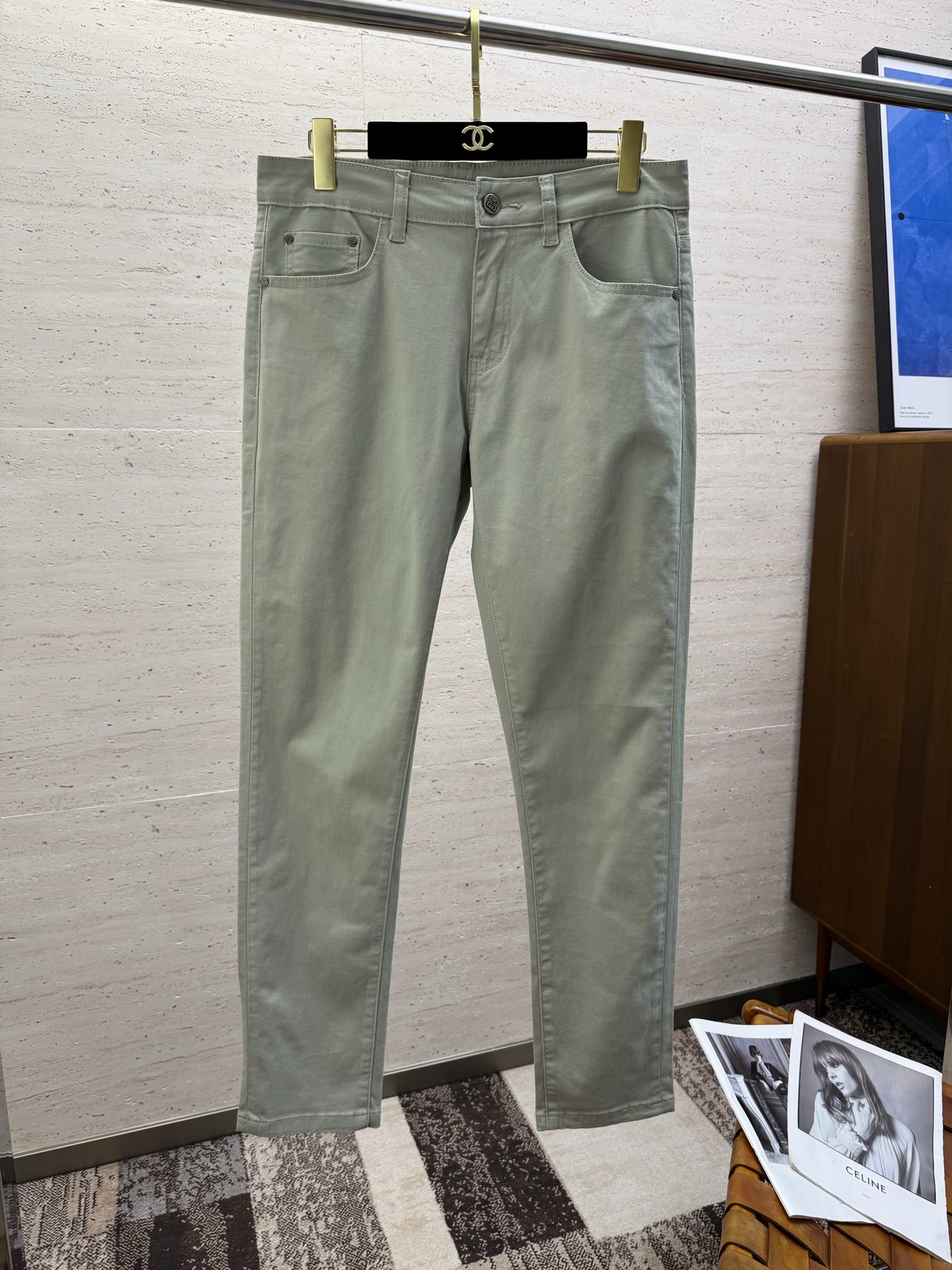 NO:422552,GIV25S spring and summer men's straight jeans cotton denim fabric is made of soft texture without losing muscles and bones, dry and tough. Classic iconic embossed logo, soul-like embellishment. All indicators are top-quality, which naturally brings an excellent body feel!  !  !  Number of codes 29-3835, jeans,alexander wang19860909GIV25S春夏男士直筒牛仔裤棉质牛仔面料打造 质地柔软又不失筋骨,手感干爽有韧性 经典的标志性浮雕徽标,灵魂般的点缀 各项指标皆为上品,自然带来极佳的上身体感！！！码数29-3835,,jeans,alexander wang,Men's clothing