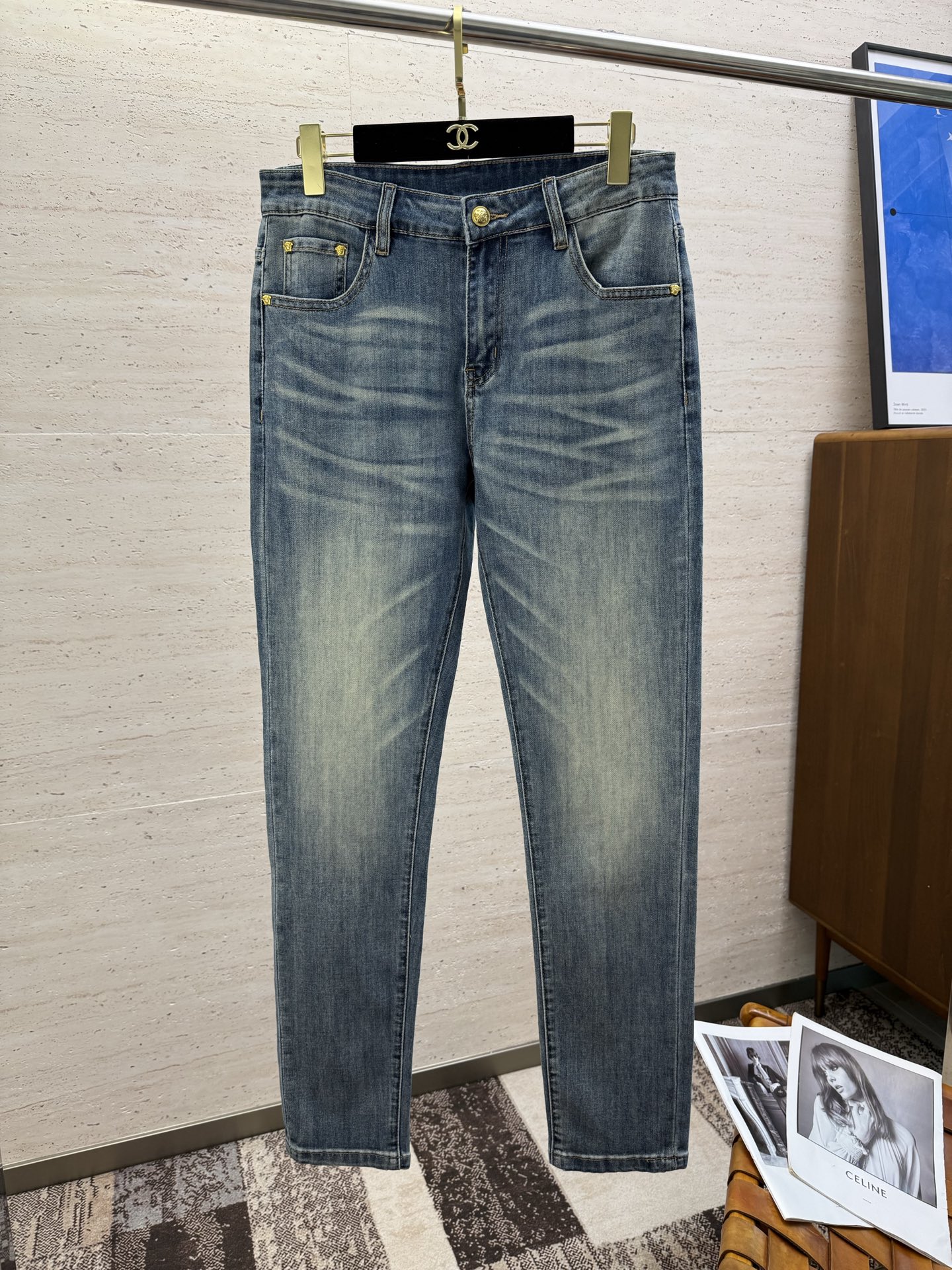 Men's Straight-Leg Cotton Denim Jeans with Embossed Logo Accent, Sizes 29-38