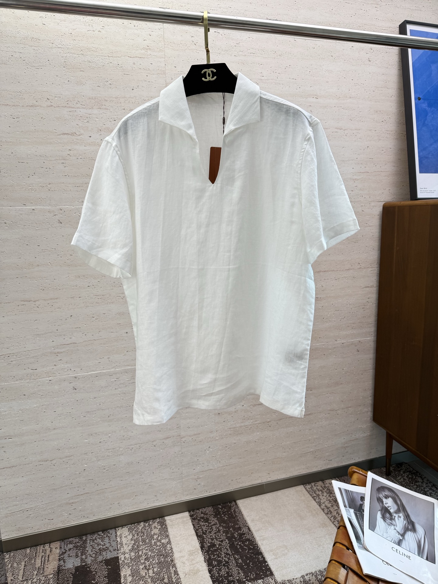 NO:422630,LP.25SS spring and summer new product, men's short-sleeved casual linen short-sleeved pol linen products come with many labels, which are fashionable and retro, elegant and casual, temperamental and elegant!  The overall shape and style design follows the modern minimalist tone of Z, bringing the Italian urban noble style to the extreme. The overall shape is clean and neat, without any extra elements. This is the best realm of linen products. The upper body is very easy to highlight the temperament and fashion sense, both capable and handsome and casual. The chest is decorated with an iconic brand logo, presented in exquisite embroidery, which strongly boasts an identity!  Customer-supplied original Egyptian environmentally friendly linen fabric, known as 'gold fiber'. The fabric has been processed with a special garment process and perfectly combines comfort and breathability, excellent skin-friendliness and excellent moisture absorption. It has a unique style. The texture structure restores the natural pure and simple color of linen. It is quite eye-catching in terms of vision and has a full artistic conception!  Count 48-56, loro piana, T-shirt, gold, alexander wang19860909LP.25SS春夏新品 男士短袖休闲亚麻短袖pol 亚麻单品自带很多标签,时髦且复古、雅痞而随性、气质而优雅！ 整体的形态风格设计,沿袭了Z 家现代极简主义基调,将意式的都市高贵格调发挥到极致,整体造型干净利落,无任何多余元素傍身,这才是亚麻制品的最好境界,上身极易凸显气质和时髦感,即干练帅气亦随性惬意,胸前饰有标志性品牌标识,以精美刺绣体呈现,有力标榜了身份！ 客供臻选 原生态埃及环保亚麻面料,素有“黄金纤维”之称,面料经过特殊成衣工艺处理,完美兼具了舒适感与透气性,亲肤性绝佳,吸湿性亦优越,自成一派的独特风格,纹理构造还原了亚麻自然纯粹与质朴的本色,视觉方面相当耐看,意境十足！码数48-56,,loro piana,T-shirt,gold,alexander wang,Men's clothing