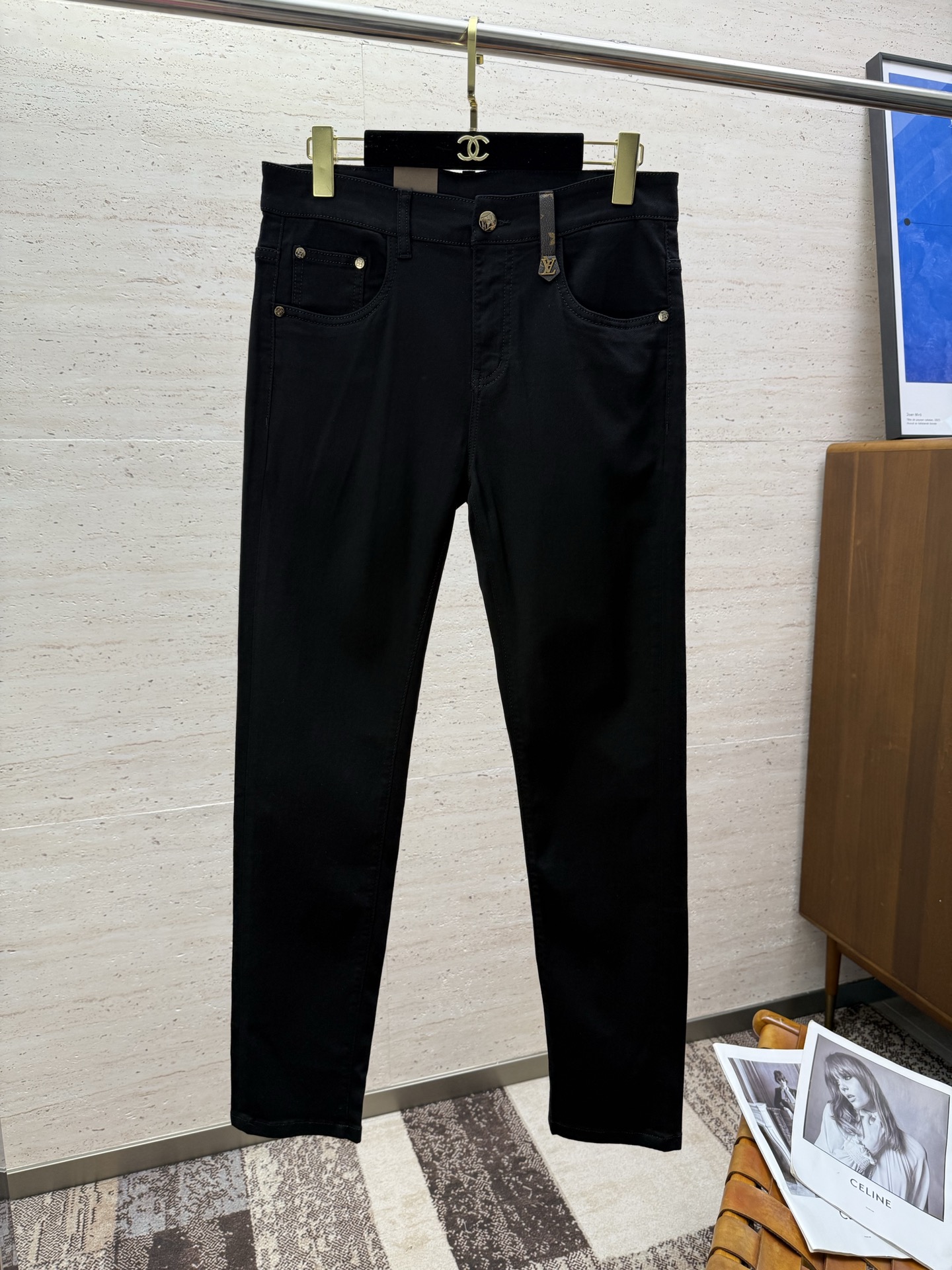 NO:422543,LV25S spring and summer men's straight jeans... Made of cotton denim fabric, soft texture without losing muscles and bones, dry and tough feel. Classic iconic embossed logo, soul-like embellishment. All indicators are top-quality, which naturally brings an excellent body feel!  !  !  Number of codes: 29-3837, louis vuitton,jeans,alexander wang19860909LV25S春夏男士直筒牛仔裤…棉质牛仔面料打造 质地柔软又不失筋骨,手感干爽有韧性 经典的标志性浮雕徽标,灵魂般的点缀 各项指标皆为上品,自然带来极佳的上身体感！！！码数: 29-3837,,louis vuitton,jeans,alexander wang,Men's clothing