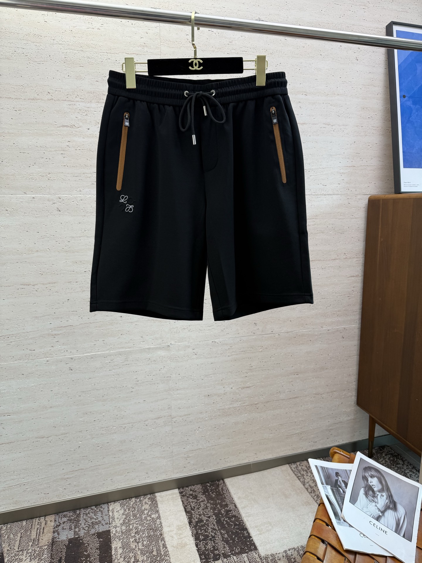 NO:422648,LOE2025 drawstring versatile men's casual shorts five-point pants # Choose carefully and meticulous workmanship, elastic waist + drawstring practical and stylish, crotch cut, comfortable and three-dimensional, hanging loose trousers, breathable and comfortable, not stuffy. Retro trend, daily casual shorts, not bloated at all, suitable for casual wear in outdoor occasions.. Number of 48-56,,loewe, shorts,alexander wang19860909LOE2025抽绳百搭男士休闲短裤五分裤#选用精心细致的做工,松紧腰+抽绳实用有型,裆部立体裁剪,穿着舒适立体,垂顺宽松裤脚,透气舒适不闷热 复古潮流,日常休闲短裤,丝毫不显臃肿,适合在休闲 户外场合穿着..码数48-56,,loewe,shorts,alexander wang,Men's clothing