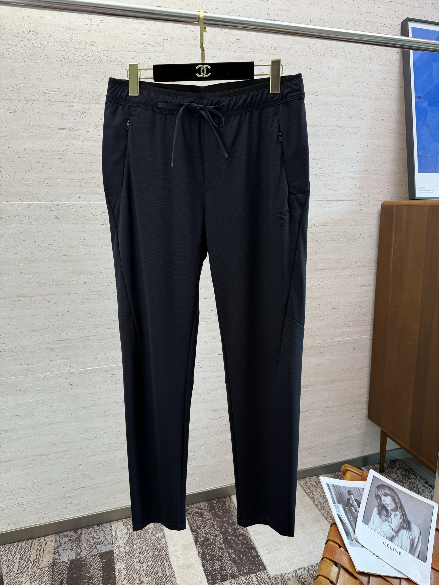 NO:422666,PRA25S men's casual pants, the latest top-body style is invincible!  This pants are absolutely versatile, elastic waistline, and can be worn for daily work. It is a perfect combination of fashionable and casual and outdoor sports, so whether you wear them normally or outdoors, it is your best choice. Extreme comfort and quick sweating are the most popular key points, improving the comfort of wearing and suitable for aerobics and trail running conditions. This style is a jogging casual pants with an extremely wide range of applications, allowing you to naturally maintain a love for sports in summer, or you can wear them in casual life. Size 48-56, prada, alexander wang19860909PRA25S男士休闲裤 最新款上身版型无敌正！绝对可以闭眼收的一款,此款裤子非常百搭,弹力腰围,日常上班 户外运动都可以穿着,是时尚休闲与户外运动的完美结合,所以无论您平时穿或者户外穿都是您的最佳选择. 极致舒适和快速排汗是备受青睐的重点,提升穿着舒适度,适合有氧运动和越野跑条件下穿着,此款是一件适用范围极其广泛的跑步休闲裤,让你在夏天自然可以保持对运动热爱,也可以在休闲 生活中穿着 尺码48-56,,prada,alexander wang,Men's clothing