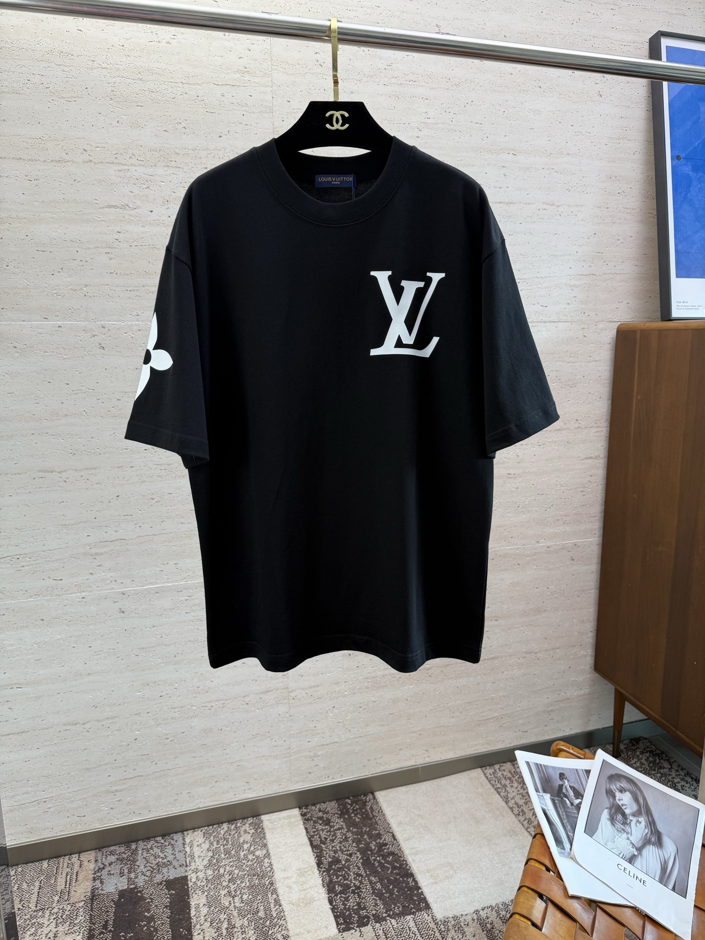 NO:422594,(Loose style) LV2025 Spring and Summer new short-sleeved sleeves have a bright and bright overall color, smooth and soft feel, with a strong drape, natural and soft texture, super comfortable in the body, and a strong drape!  T-shirts are very comfortable and practical in daily wear, super toughness is better than ordinary cotton. The fabric has a delicate texture, softness and skin-friendly texture, light and cool touch, bright color, high color fastness, good breathability and drape... Number of codes: M-2Xl,,louis vuitton, T-shirt,tees, t-shirt,alexander wang19860909（宽松版型） LV2025 春夏新款短袖 整体上色泽较鲜明和光亮,手感顺滑揉软,悬垂感特强,质地自然柔软、贴身超级舒服,悬垂感特强！ T恤日常穿搭很自在很实用,超级的有韧性比起一般的棉手感质感都更好的,面料质地细腻、柔软、亲肤,触感轻薄凉爽,色泽艳丽色牢度高,透气性及悬垂性好..码数 :M-2Xl,,louis vuitton,T-shirt,tees，t-shirt,alexander wang,Men's clothing