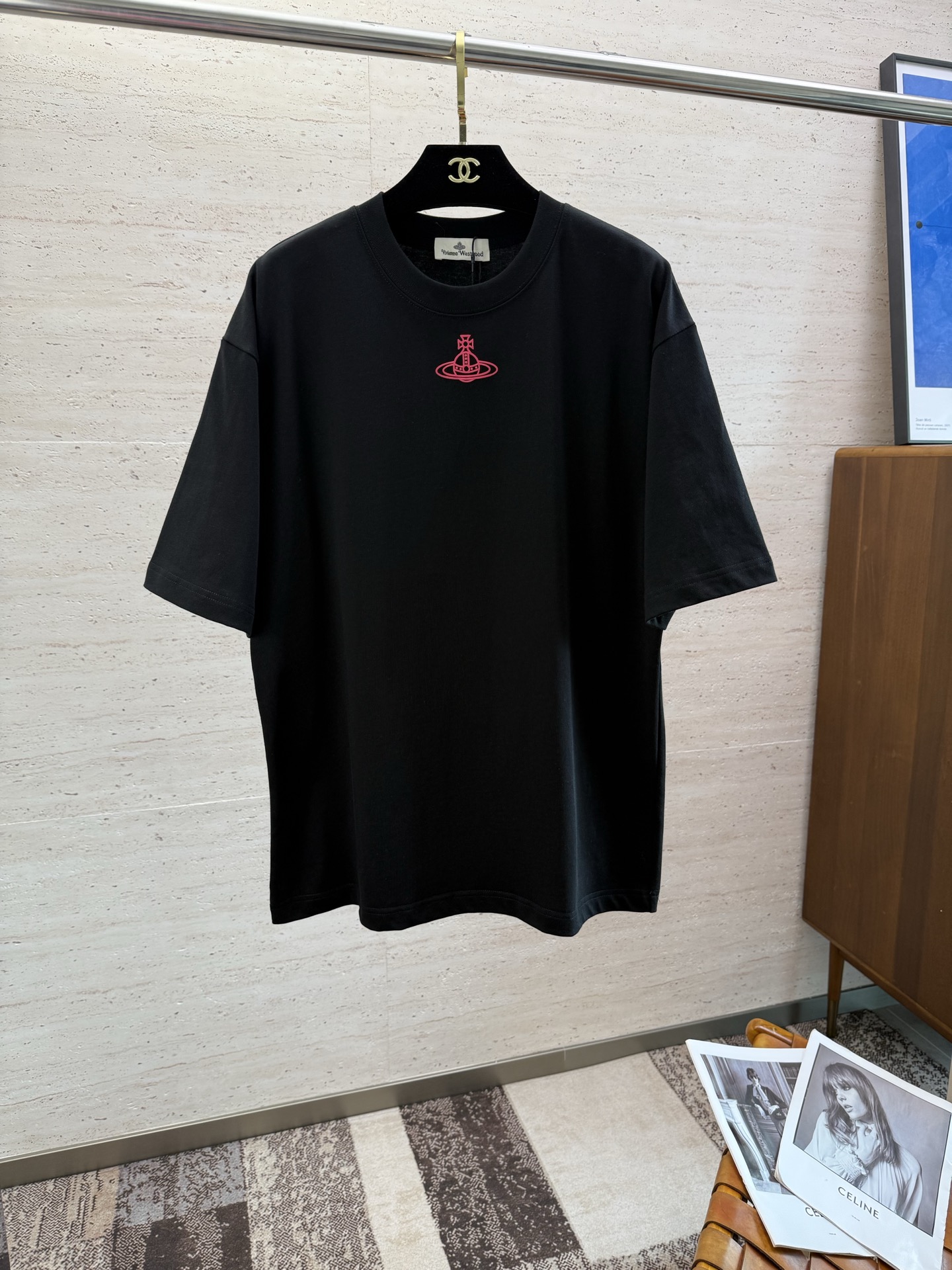 NO:422603,(Loose style) ViVi2025 spring and summer new short-sleeved sleeves have a bright and bright overall color, smooth and soft feel, with a strong drape, natural and soft texture, super comfortable in the body, and a strong drape!  T-shirts are very comfortable and practical in daily wear, super toughness is better than ordinary cotton texture. The fabric is delicate, soft and skin-friendly, with a light and cool touch, bright color and high color fastness, good breathability and drape... Number of codes: M-2XL,, T-shirt,tees, t-shirt,alexander wang19860909（宽松版型） ViVi2025 春夏新款短袖 整体上色泽较鲜明和光亮,手感顺滑揉软,悬垂感特强,质地自然柔软、贴身超级舒服,悬垂感特强！ T恤日常穿搭很自在很实用,超级的有韧性比起一般的棉手感质感都更好的,面料质地细腻、柔软、亲肤,触感轻薄凉爽,色泽艳丽色牢度高,透气性及悬垂性好..码数 :M-2XL,,T-shirt,tees，t-shirt,alexander wang,Men's clothing