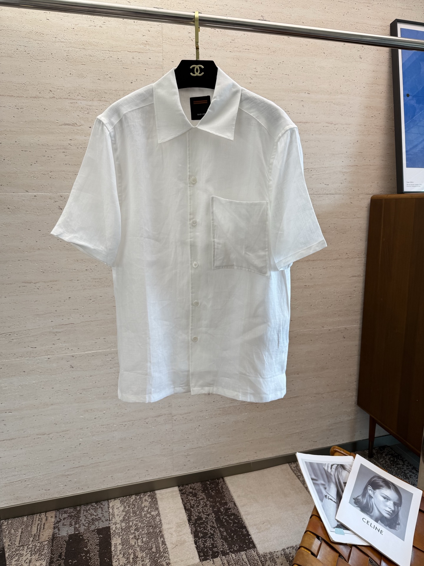 NO:422610,ZZ 25 spring and summer new linen solid color short-sleeved men's shirt is an indispensable one for all men. Solid color design is suitable for business and casual. 2025 early spring limited edition urban business temperament model. Very rare counter OEM direct supply orders for counters. Saving a few thousand is not a problem. The style and tailoring of the shirt is more delicate and plastic. Any man seems to be tailor-made after the body. Solid color shirts do not require too much decoration. For men, minimalist is their own charm. Customer-supplied linen fabrics create a more crisp and natural style. Extremely comfortable touch. Excellent close-fitting performance~ Size 48-56,,shirts,T-shirt,alexander wang19860909ZZ 25春夏新品亚麻纯色短袖男士衬衫 所有男士必不可缺的一款 纯色设计 宜商务宜休闲 2025早春限量款 都市商务气质款 非常稀有的专柜代工直供柜台的订单 省个大几千不是问题 衬衫的版型剪裁更是精剪塑性 任何一个男士上身后都犹如量身定做一般 纯色的衬衫不需要过多的装饰 对于男士来说极简便是自身魅力 客供亚麻面料打造更显版型的挺括自然 触感极为舒适 贴身性能绝佳～尺码48-56,,shirts,T-shirt,alexander wang,Men's clothing