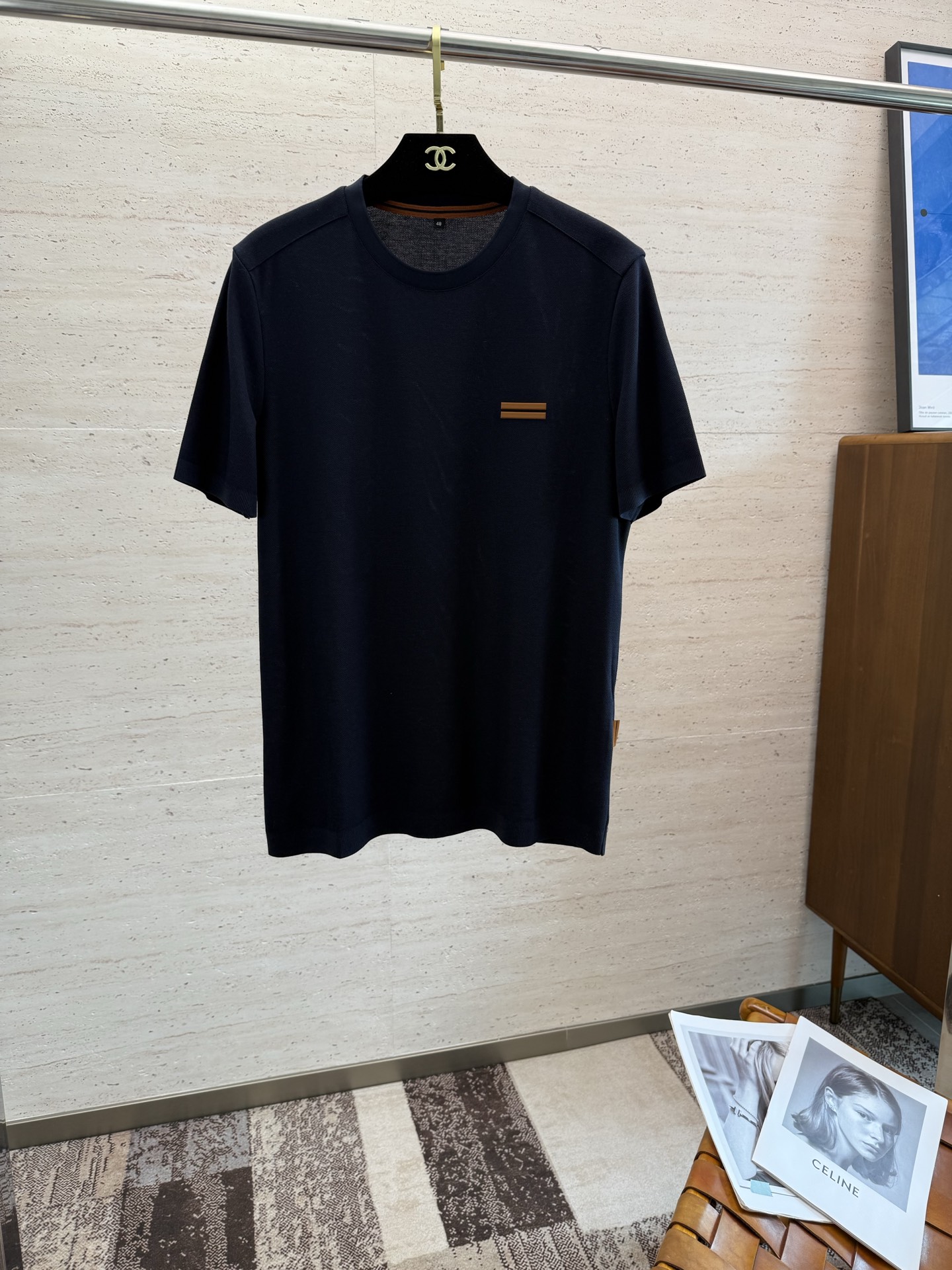 NO:422617,ZZ 2025 spring and summer new short-sleeved sleeves have a bright and bright overall color, smooth and soft feel, with a strong drape, natural and soft texture, super comfortable in the body, and a strong drape!  T-shirts are very comfortable and practical in daily wear, super toughness is better than ordinary cotton texture. The fabric is delicate, soft and skin-friendly, with a light and cool touch, bright color and high color fastness, good breathability and drape... Number of codes: 48-56,, T-shirt,tees, t-shirt,alexander wang19860909ZZ 2025 春夏新款短袖 整体上色泽较鲜明和光亮,手感顺滑揉软,悬垂感特强,质地自然柔软、贴身超级舒服,悬垂感特强！ T恤日常穿搭很自在很实用,超级的有韧性比起一般的棉手感质感都更好的,面料质地细腻、柔软、亲肤,触感轻薄凉爽,色泽艳丽色牢度高,透气性及悬垂性好..码数 :48-56,,T-shirt,tees，t-shirt,alexander wang,Men's clothing