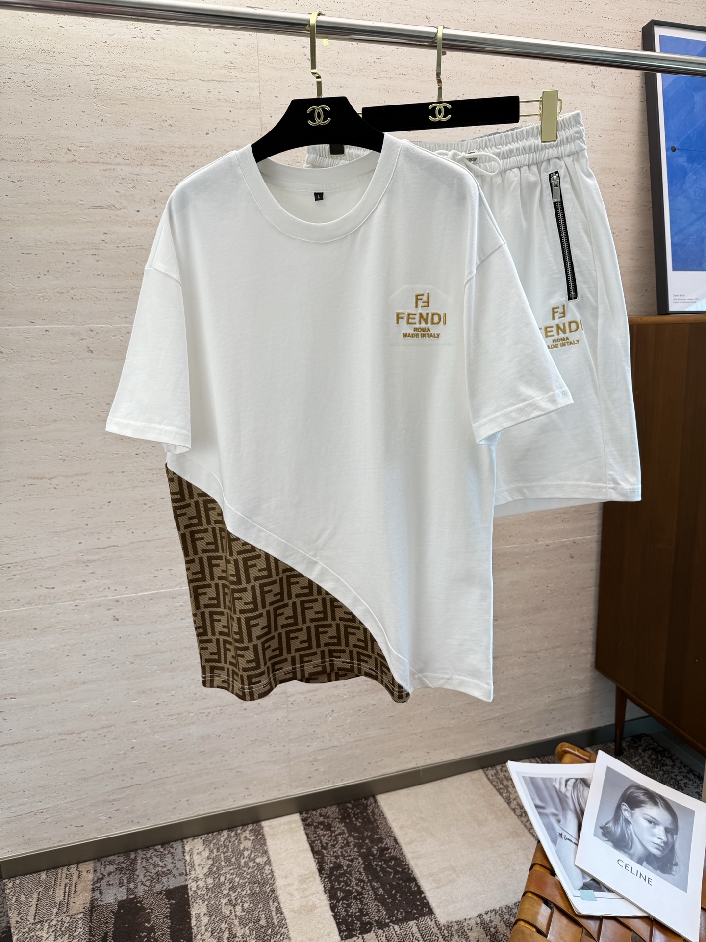 NO:422699,FEND2025 spring and summer new short-sleeved shorts suit is both classic and versatile. Who doesn’t love it? It once again shows the classic very durable, with its own low luxury halo and recognition. The concept and modern advanced technology are perfectly combined... Customized pure cotton fabric!  The texture of this model is quite touching, the specifications and grades are known with tentacles. The degree of delicateness and breathability are top-notch!  Code number M-3XL, fendi, shorts, T-shirt, alexander wang19860909FEND2025春夏新款短袖短裤套装,既经典又百搭,谁不爱啊,将经典再次展现非常的耐看,自带低奢光环与辨识度 理念和现代化的先进技术进行了完美结合……定制纯棉面料！此款的质感相当感人 触手便知规格档次 细腻程度与透气效果堪称顶级！码数M-3XL,,fendi,shorts,T-shirt,alexander wang,Men's clothing