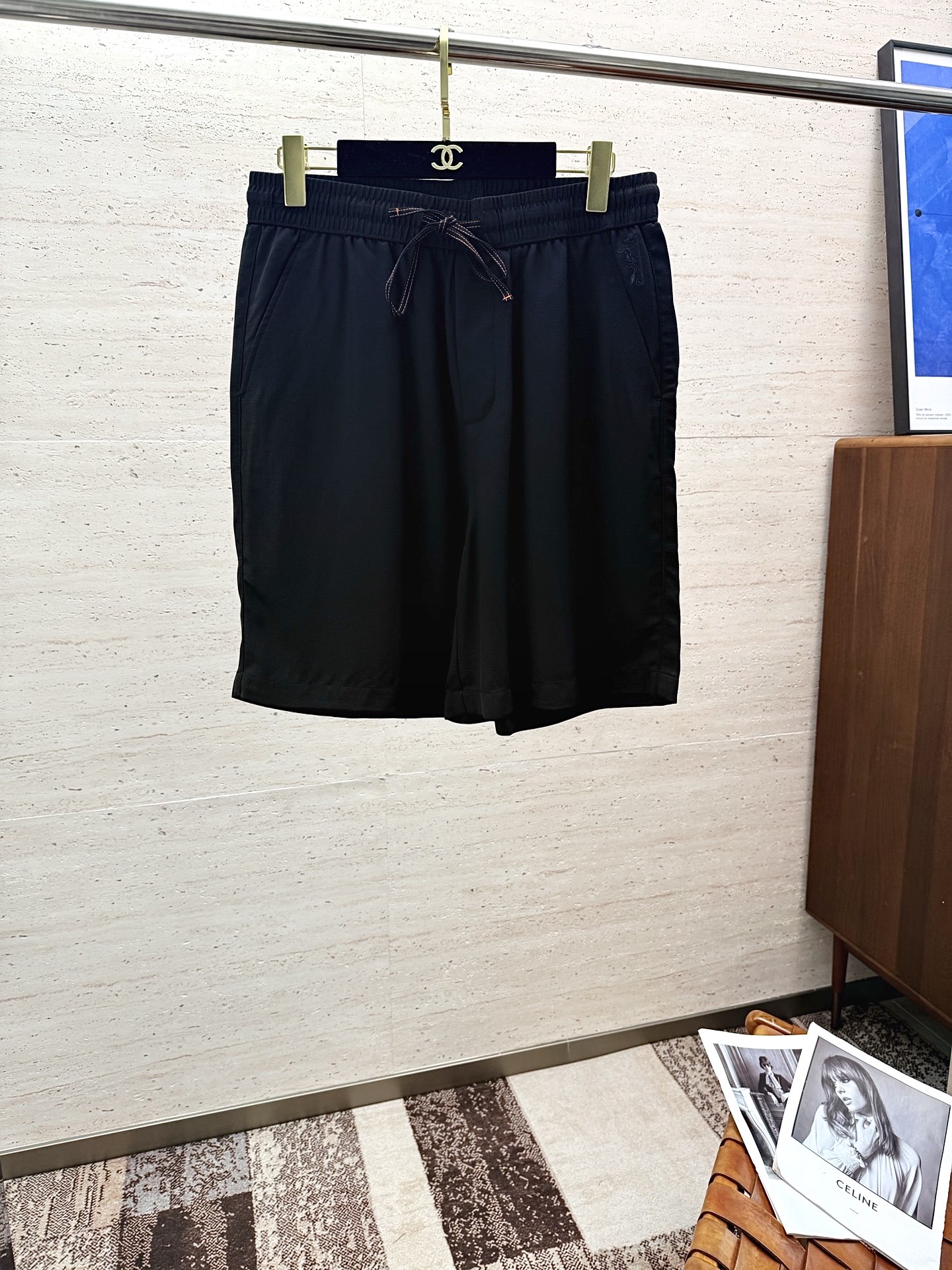 NO:422593,HER25SS Summer Line Casual Shorts A must-have for summer wardrobe!  These linen shorts perfectly combine fashion and comfort. They are made of natural linen material, which is breathable and can quickly dissipate heat, allowing you to stay refreshed all the time in the hot summer. The loose style design not only makes you feel comfortable and unrestrained, but also cleverly modify the leg lines and adapt to various figures. The waist is equipped with a white drawstring, which can flexibly adjust the elasticity and fit different waist needs. The simple design is matched with exquisite brand embroidery logo, which shows a luxurious texture in a low-key manner. Whether it is a simple T-shirt walking on the street or a casual shirt to go on a vacation, it can be easily controlled, creating a casual and stylish summer look for you. Number of 48-56, shorts, shirts, tees, t-shirt, alexander wang19860909HER25SS夏季亚麻休闲短裤 夏日衣橱必备！这款亚麻短裤,将时尚与舒适完美融合.采用天然亚麻材质,透气性绝佳,能迅速排散热气,让你在炎炎夏日也能时刻保持清爽.宽松的版型设计,不仅穿着自在无束缚,还巧妙修饰腿部线条,适配各种身形.腰部配有白色抽绳,可灵活调节松紧,贴合不同腰围需求.简约的设计搭配精致的品牌刺绣标识,低调中彰显奢华质感.无论是搭配简约T恤漫步街头,还是配上休闲衬衫奔赴度假之旅,它都能轻松驾驭,为你打造随性又不失格调的夏日造型.码数48-56,,shorts,shirts,tees，t-shirt,alexander wang,Men's clothing