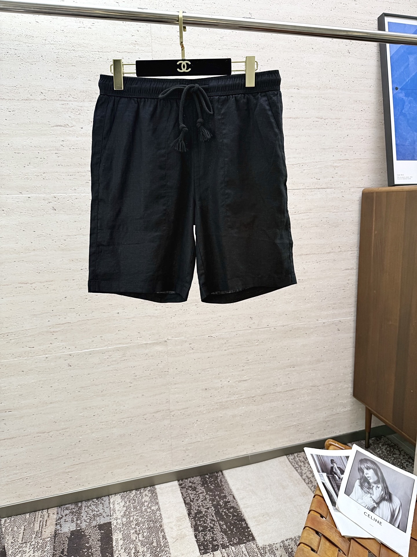 NO:422710,ZZ 25SS Summer Line Casual Shorts A must-have for summer wardrobe!  These linen shorts perfectly combine fashion and comfort. They are made of natural linen material, which is breathable and can quickly dissipate heat, allowing you to stay refreshed all the time in the hot summer. The loose style design not only makes you feel comfortable and unrestrained, but also cleverly modify the leg lines and adapt to various figures. The waist is equipped with a white drawstring, which can flexibly adjust the elasticity and fit different waist needs. The simple design is matched with exquisite brand embroidery logo, which shows a luxurious texture in a low-key manner. Whether it is a simple T-shirt walking on the street or a casual shirt to go on a vacation, it can be easily controlled, creating a casual and stylish summer look for you. Number of 48-56, shorts, shirts, tees, t-shirt, alexander wang19860909ZZ 25SS夏季亚麻休闲短裤 夏日衣橱必备！这款亚麻短裤,将时尚与舒适完美融合.采用天然亚麻材质,透气性绝佳,能迅速排散热气,让你在炎炎夏日也能时刻保持清爽.宽松的版型设计,不仅穿着自在无束缚,还巧妙修饰腿部线条,适配各种身形.腰部配有白色抽绳,可灵活调节松紧,贴合不同腰围需求.简约的设计搭配精致的品牌刺绣标识,低调中彰显奢华质感.无论是搭配简约T恤漫步街头,还是配上休闲衬衫奔赴度假之旅,它都能轻松驾驭,为你打造随性又不失格调的夏日造型.码数48-56,,shorts,shirts,tees，t-shirt,alexander wang,Men's clothing