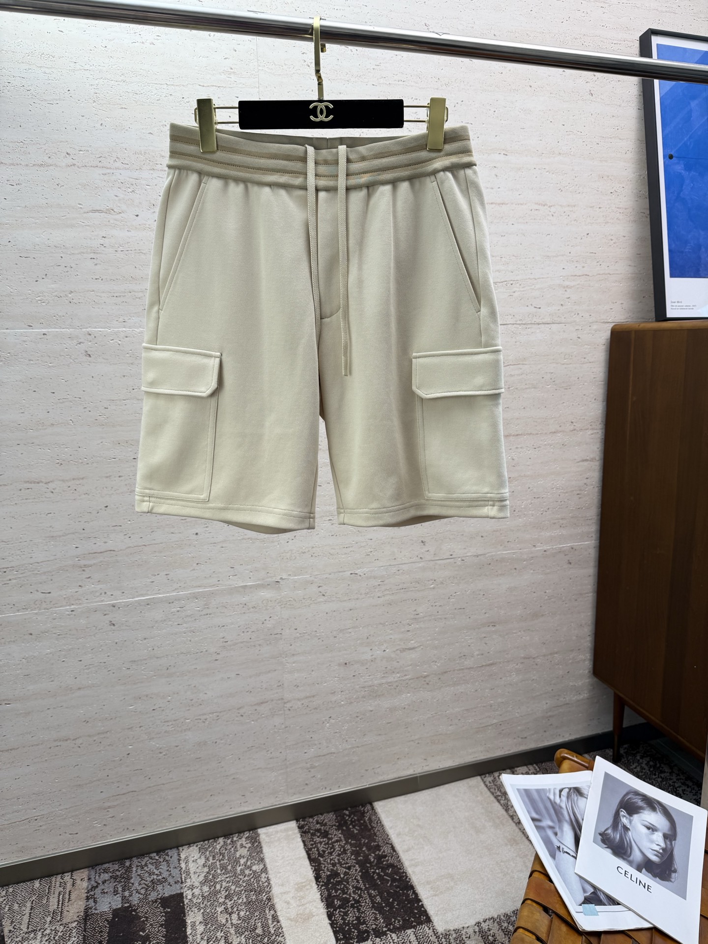 NO:422687,LP men's special air weaving high-quality horse cotton three-dimensional multi-pocket tooling shorts About style and design LP produces a set of shorts with a prominent style, with large size and three-dimensional side leg pockets, which dominate the overall work tone, a square envelope flap and a square patch bag body, which has a strong overall geometric feeling, which is particularly eye-catching in the minimalist outline. The front piece is a regular oblique insertion main bag, and the rear hip flap flap combination with the inner bag to visually help lift the hips. The waist seal adopts a basic pull on design for comfortable wear, a combination of wide edge elasticity and built-in drawstring, and a knitted ribbed waist with a colored jacquard knitted ribbed waist, with a perfect finishing effect. The straight-leg pants are referenced and improved in the trouser shape, and the trouser shape is referenced and improved from the classic Bermuda shorts. The fabric is the slim and slim, and the upper body is three-dimensional and stylish, and it is very workable from the inside to the outside. About fabrics and crafts 78 cotton 22 polyester fiber, pure imported Supima cotton yarn, special fixed woven air structure, high-strength weaving of high-strength cotton yarn, overall soft and skin-friendly, thick and elastic, skin-skin-skin-skin-skin-skin-skin-skin-skin-skin-skin-skin-skin-skin-skin-skin-skin-skin-skin-skin-skin-skin-skin-skin-skin-skin-skin-skin-skin-skin-skin-skin-skin-skin-skin-skin-skin-skin-skin-skin-skin-skin-skin-skin-skin-skin-skin-skin-skin-skin-skin-skin-skin-skin-skin-skin-skin-skin-skin-skin-skin-skin-skin-skin-skin-skin-skin-skin-skin-skin-skin-skin-skin-skin-skin-skin-skin-skin-skin-skin-skin-skin-skin-skin-skin-skin-skin-skin-skin-skin-skin-skin-skin-skin-skin-skin-skin-skin-skin-skin-skin-skin-skin-skin-skin-skin-skin-skin-skin-skin-skin-skin-skin-skin-skin-skin-skin-skin-skin-skin-skin-skin-skin-skin-skin-skin-skin-skin-skin-skin-skin-skin-skin-skin-skin-skin-skin-skin-skin-skin-skin-skin-skin-skin-skin-skin-skin-skin-19860909LP 男款特殊空气织法优质匹马棉立体多口袋工装短裤 关于款式及设计 LP出品,属于风格显著的一组短裤,大size并且立体感的侧腿口袋,主导了整体的工装调性,方正的信封翻盖,方正的贴布袋体,整体几何感极强,在极简的轮廓中尤为吸睛.前片常规斜插主袋,后臀翻盖组合内挖袋的设计,在视觉上助力提臀效果. 腰封采用的是为舒适穿着而生的basic pull on设计,宽边松紧与内置抽绳的组合,色织提花的针织罗纹腰边,点睛效果到位.宽窄恰好的直筒裤型,裤型上参考并改良自经典的百慕大短裤,加上本身面料的筋骨感,上身立体有型,从内到外都很工装感. 关于面料及工艺 78棉22聚酯纤维,纯正进口的Supima棉纱线,特殊定织的空气结构,高支棉纱高密织造,整体柔软亲肤,厚实Q弹,骨感挺括,布面清爽,不起褶皱不易变形,可以完美解决常规卫衣裤久穿久洗易变形的问题,拉链为YKK定制拉链.尺码S-2XL,,loro piana,hoodie,sweatshirts,shorts,alexander wang,Men's clothing