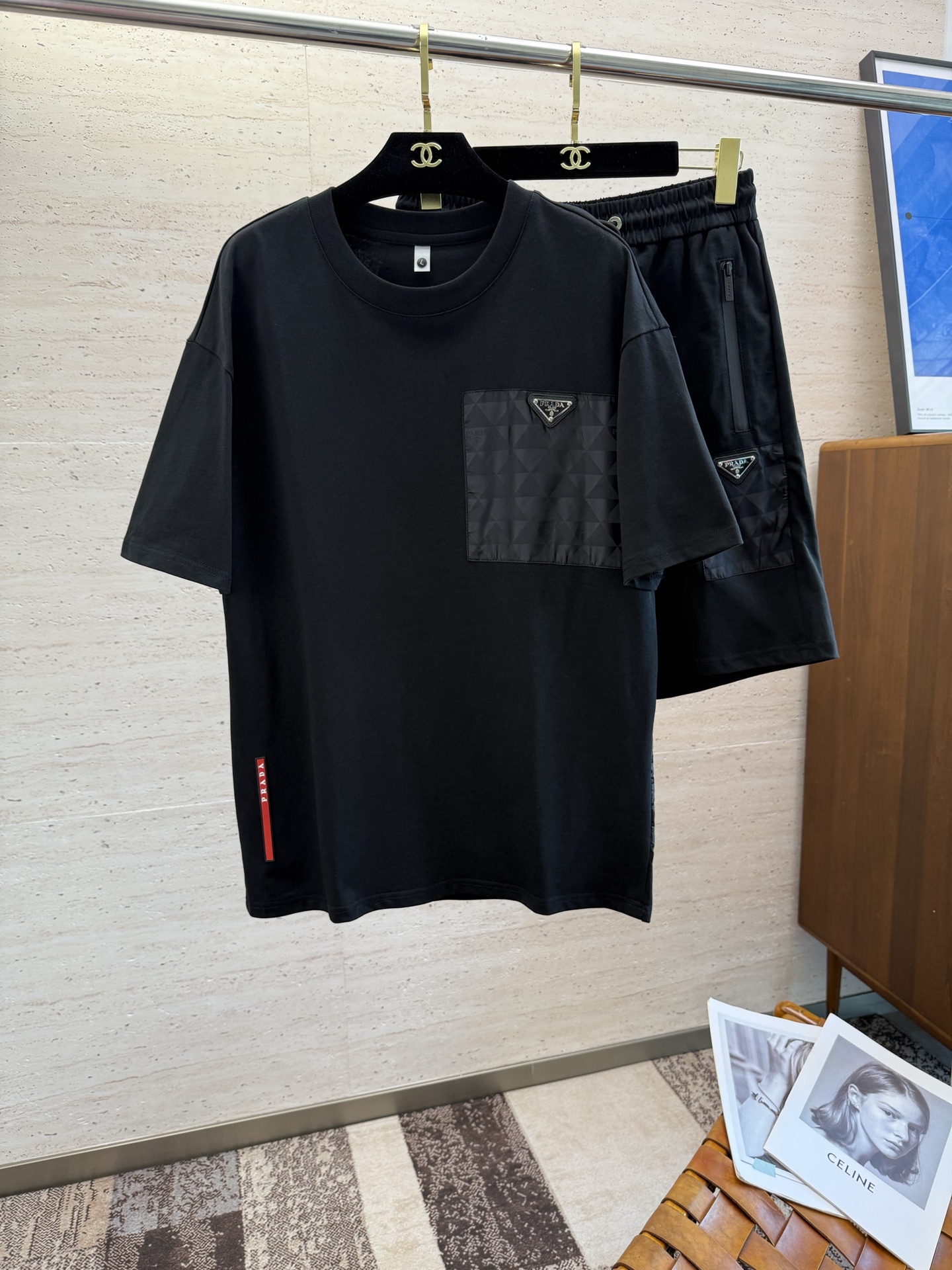 NO:422598,PRA2025 spring and summer new short-sleeved shorts suit is both classic and versatile. Who doesn’t love it? It once again shows the classic very durable, with its own low luxury halo and recognition. The concept and modern advanced technology are perfectly combined... Customized pure cotton fabric!  The texture of this model is quite touching, the specifications and grades are known with tentacles. The degree of delicateness and breathability are top-notch!  Code number M-3XL, prada, shorts, T-shirt, alexander wang19860909PRA2025春夏新款短袖短裤套装,既经典又百搭,谁不爱啊,将经典再次展现非常的耐看,自带低奢光环与辨识度 理念和现代化的先进技术进行了完美结合……定制纯棉面料！此款的质感相当感人 触手便知规格档次 细腻程度与透气效果堪称顶级！码数M-3XL,,prada,shorts,T-shirt,alexander wang,Men's clothing