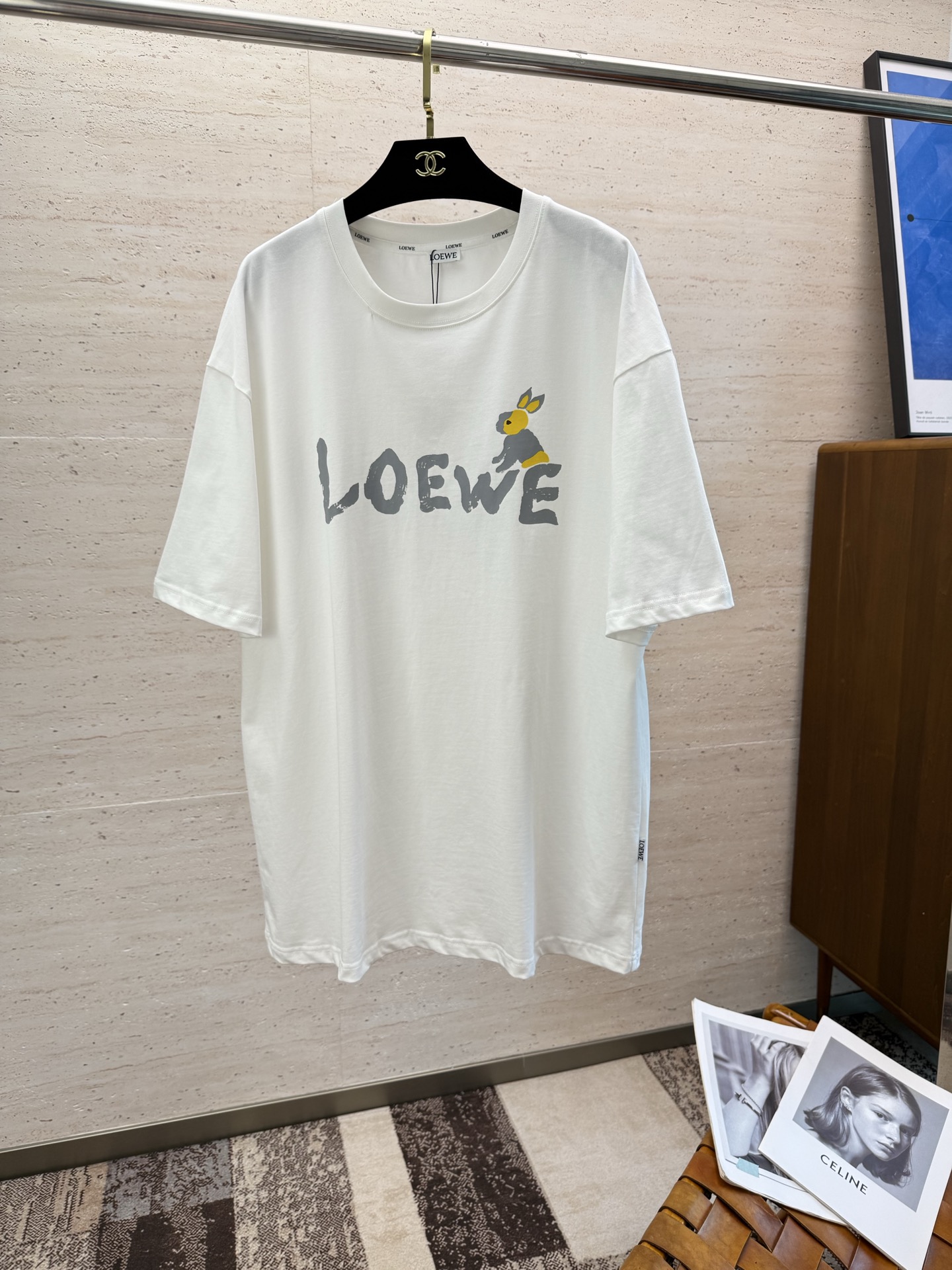 Loewe טי שירט שרוול קצר שחור עם הדפס ארנב עונת אביב-קיץ 3 i1751031367302 3483 0 1