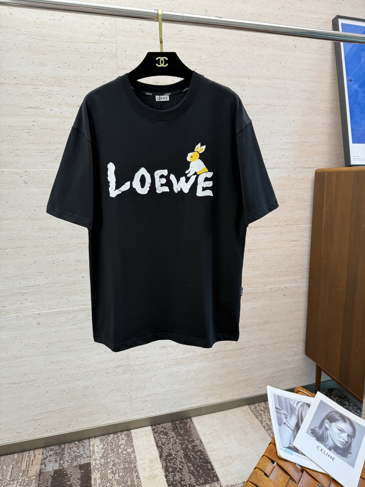Loewe טי שירט שרוול קצר שחור עם הדפס ארנב עונת אביב-קיץ 2 i1751031367387 5230 0 2
