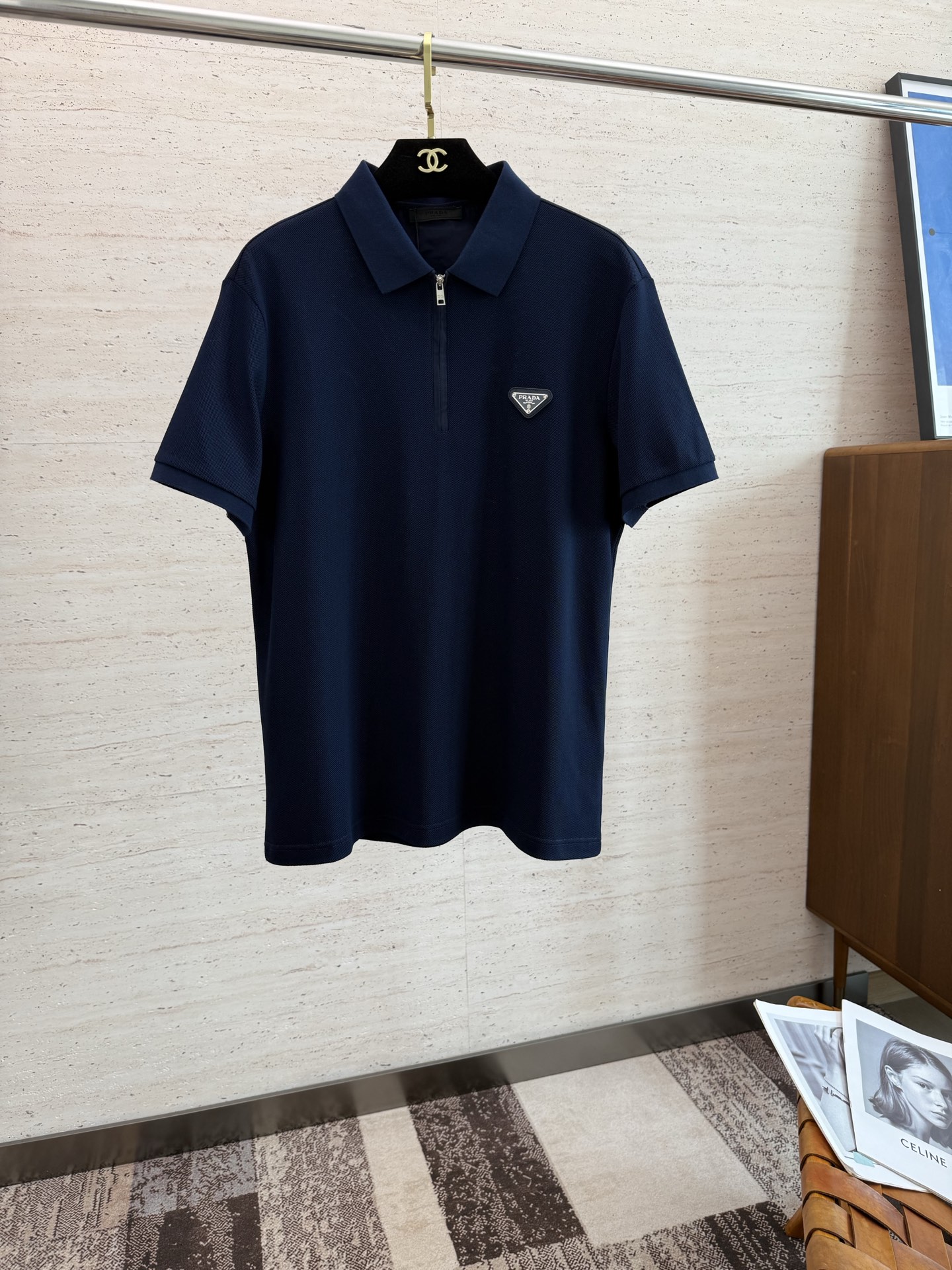 NO:448208,PRA25S spring and summer men's semi-zipper POLO iconic LOGO logo on the chest. Overall, it is very light business and casual!  !  Customer-supplied red cotton, the upper body is light, comfortable and smooth, and it is definitely a piece that makes you feel good about your money!  !  !  Code number M-4XL, prada, alexander wang19860909PRA25S春夏男士半拉链POLO 胸前标志性LOGO徽标 整体非常的轻商务休闲！！客供朱地棉,上身轻盈舒适顺滑 到手绝对让你觉得物有所值的一件单品！！！ 码数M-4XL,,prada,alexander wang,Men's clothing