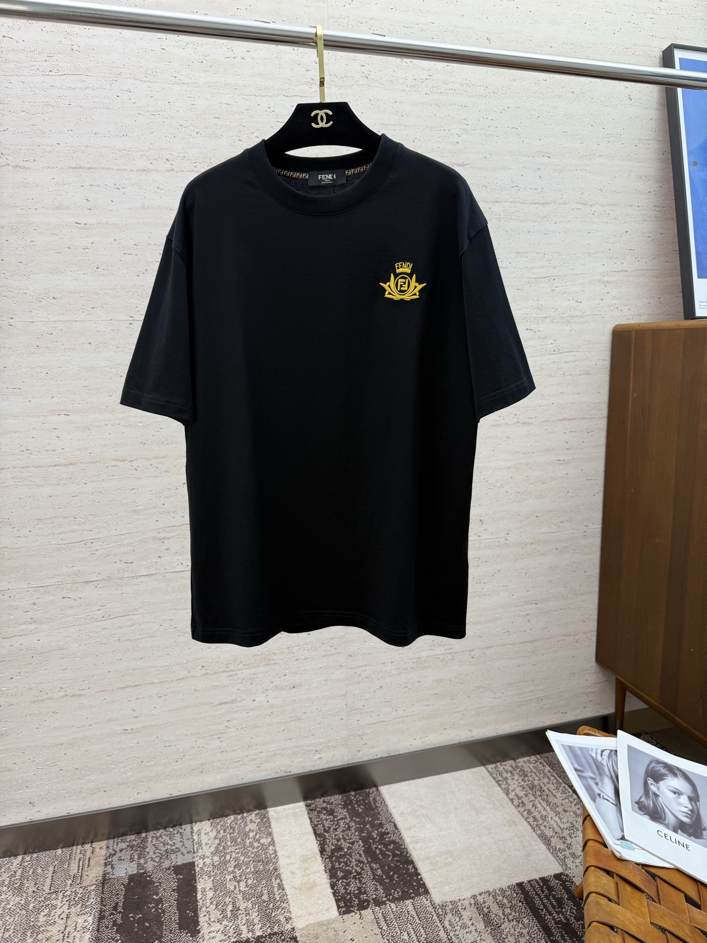 NO:448203,FEND2025 Spring and Summer new short-sleeved sleeves have a bright and bright overall color, smooth and soft feel, with a strong drape, natural and soft texture, super comfortable in the body, and a strong drape!  T-shirts are very comfortable and practical in daily wear, super toughness is better than ordinary cotton texture. The fabric is delicate, soft and skin-friendly, with a light and cool touch, bright color and high color fastness, good breathability and drape... Code number M-3XL, fendi, T-shirt, tees, t-shirt, alexander wang19860909FEND2025 春夏新款短袖 整体上色泽较鲜明和光亮,手感顺滑揉软,悬垂感特强,质地自然柔软、贴身超级舒服,悬垂感特强！ T恤日常穿搭很自在很实用,超级的有韧性比起一般的棉手感质感都更好的,面料质地细腻、柔软、亲肤,触感轻薄凉爽,色泽艳丽色牢度高,透气性及悬垂性好..码数M-3XL,,fendi,T-shirt,tees，t-shirt,alexander wang,Men's clothing