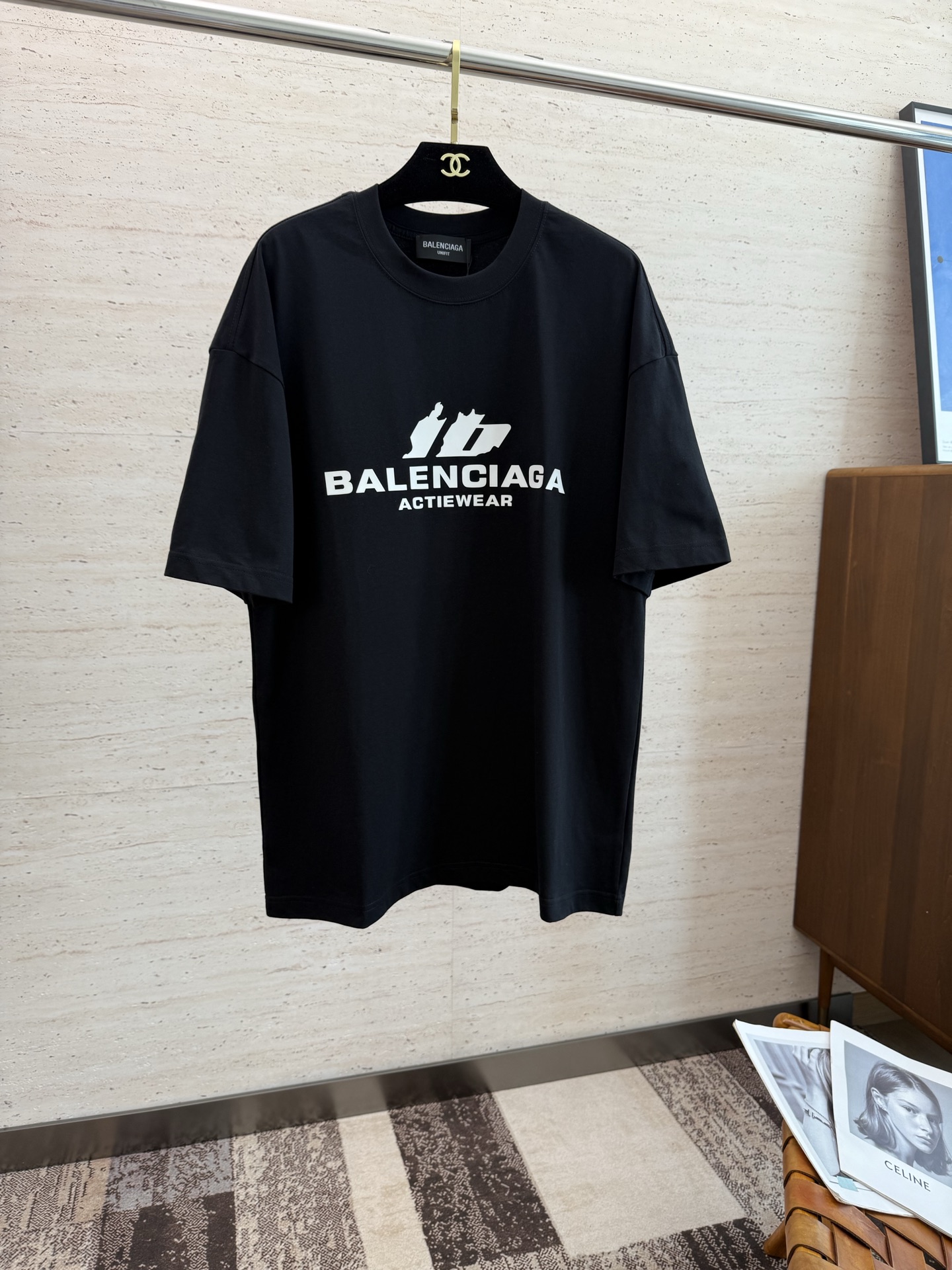 NO:448217,BAL2025 spring and summer new short-sleeved sleeves have bright and bright overall color, smooth and soft feel, with a strong drape, natural and soft texture, super comfortable in the body, and a strong drape!  T-shirts are very comfortable and practical in daily wear, super toughness is better than ordinary cotton, the texture is delicate, soft and skin-friendly, the touch is light and cool, the color is bright and the color is fast, the breathability and drape are good.. Number of codes M-2XL, T-shirt,tees, t-shirt,alexander wang19860909BAL2025 春夏新款短袖 整体上色泽较鲜明和光亮,手感顺滑揉软,悬垂感特强,质地自然柔软、贴身超级舒服,悬垂感特强！ T恤日常穿搭很自在很实用,超级的有韧性比起一般的棉手感质感都更好的,面料质地细腻、柔软、亲肤,触感轻薄凉爽,色泽艳丽色牢度高,透气性及悬垂性好..码数M-2XL,,T-shirt,tees，t-shirt,alexander wang,Men's clothing