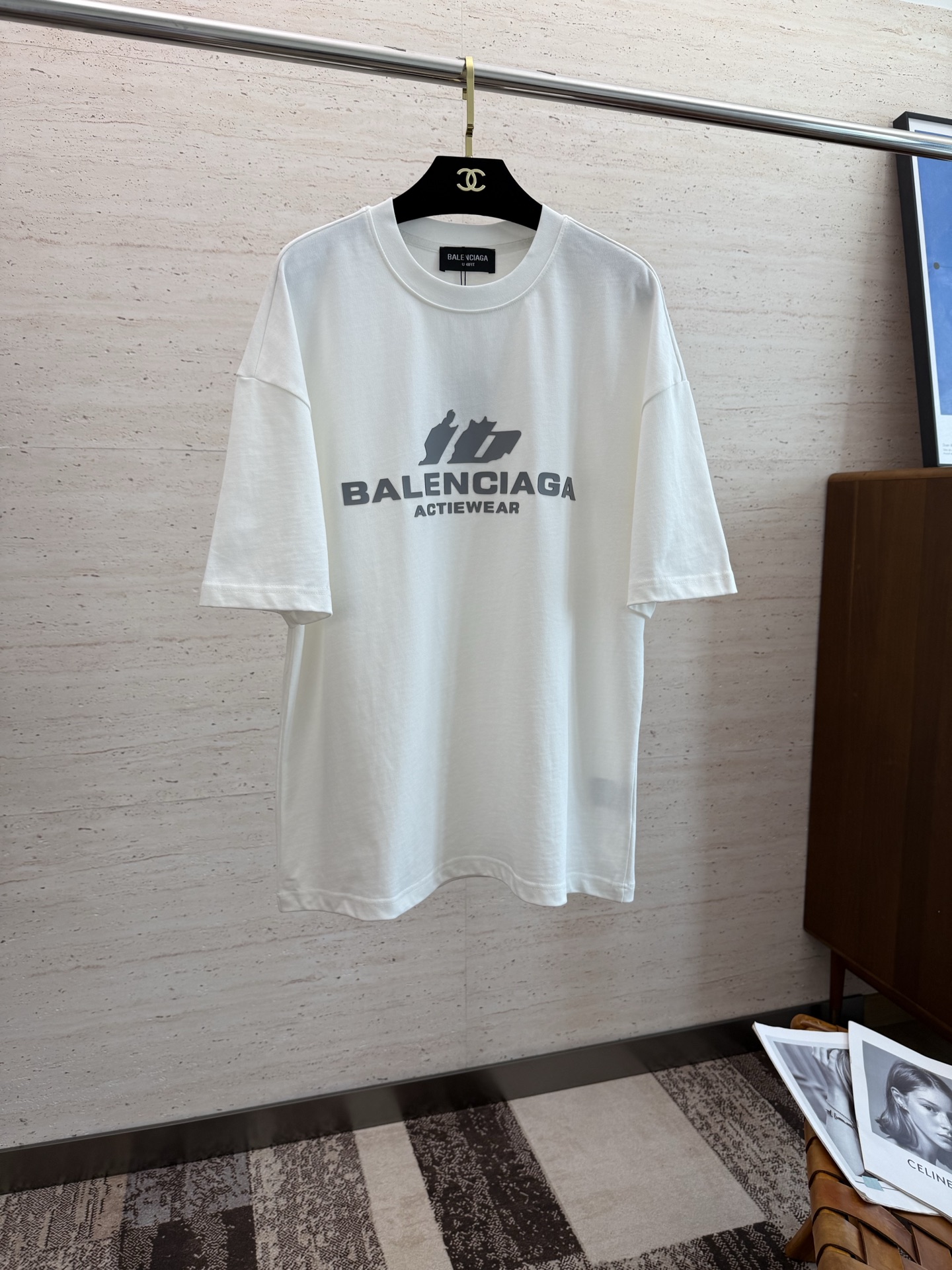 NO:448198,BAL2025 spring and summer new short-sleeved sleeves have bright and bright overall color, smooth and soft feel, with a strong drape, natural and soft texture, super comfortable in the body, and a strong drape!  T-shirts are very comfortable and practical in daily wear, super toughness is better than ordinary cotton, the texture is delicate, soft and skin-friendly, the touch is light and cool, the color is bright and the color is fast, the breathability and drape are good.. Number of codes M-2XL, T-shirt,tees, t-shirt,alexander wang19860909BAL2025 春夏新款短袖 整体上色泽较鲜明和光亮,手感顺滑揉软,悬垂感特强,质地自然柔软、贴身超级舒服,悬垂感特强！ T恤日常穿搭很自在很实用,超级的有韧性比起一般的棉手感质感都更好的,面料质地细腻、柔软、亲肤,触感轻薄凉爽,色泽艳丽色牢度高,透气性及悬垂性好..码数M-2XL,,T-shirt,tees，t-shirt,alexander wang,Men's clothing