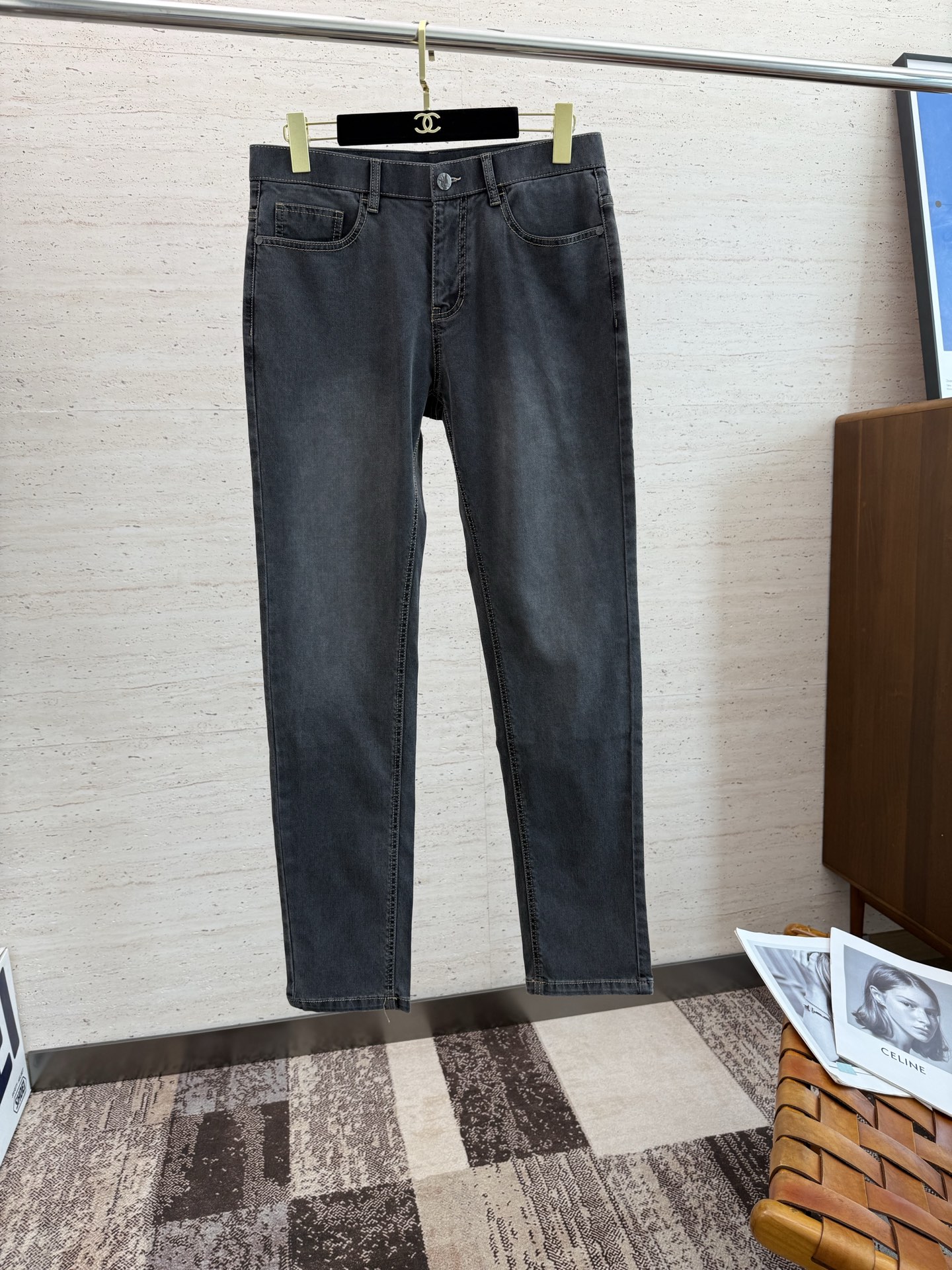 NO:448189,CD25S Spring and Autumn Men's Straight Jeans... Made of cotton denim fabric, soft texture without losing muscles and bones, dry and tough feel. Classic iconic embossed logo, soul-like embellishment. All indicators are top-quality, which naturally brings an excellent body feel!  !  !  Number of codes: 29-38, jeans,alexander wang19860909CD25S春秋男士直筒牛仔裤…棉质牛仔面料打造 质地柔软又不失筋骨,手感干爽有韧性 经典的标志性浮雕徽标,灵魂般的点缀 各项指标皆为上品,自然带来极佳的上身体感！！！码数: 29-38,,jeans,alexander wang,Men's clothing