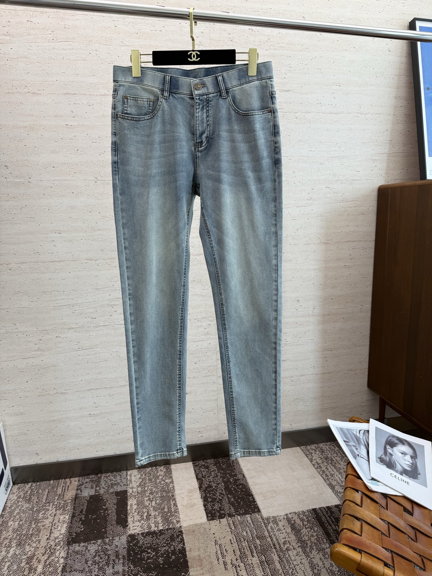 NO:448185,GIV25S Spring and Autumn Men's Straight Jeans... Made of cotton denim fabric, soft texture without losing muscles and bones, dry and tough feel. Classic iconic embossed logo, soul-like embellishment. All indicators are top-quality, which naturally brings an excellent body feel!  !  !  Number of codes: 29-38, jeans,alexander wang19860909GIV25S春秋男士直筒牛仔裤…棉质牛仔面料打造 质地柔软又不失筋骨,手感干爽有韧性 经典的标志性浮雕徽标,灵魂般的点缀 各项指标皆为上品,自然带来极佳的上身体感！！！码数: 29-38,,jeans,alexander wang,Men's clothing