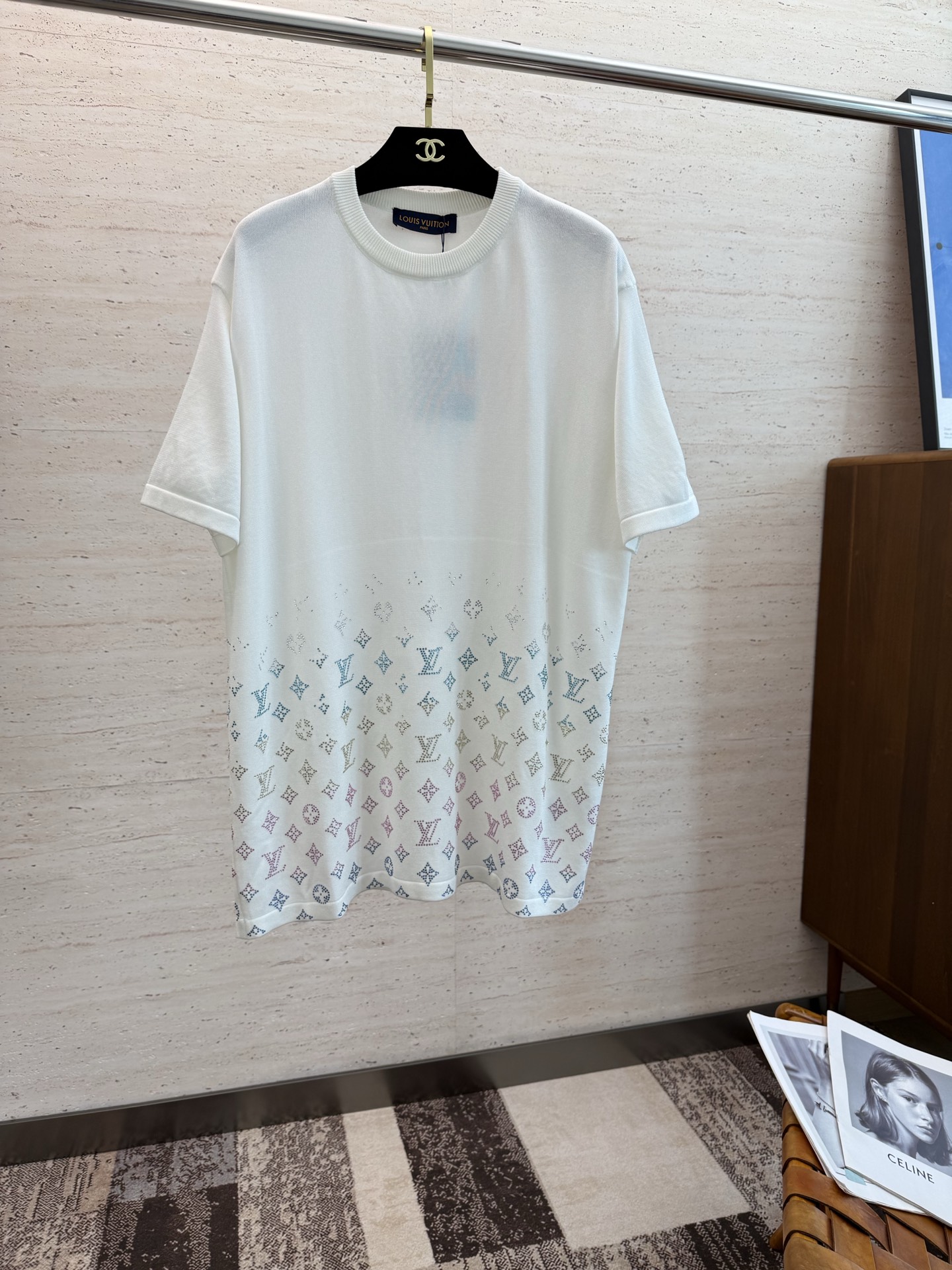 NO:448232,LV Louis Vuitton Donkey Brand 25ss Old-fashioned Colored Diamond Gradient Wool Short Sleeve High-quality Pure Cotton Yarn 14s Fine Needle German Horizontal Machine, cut sheets are woven in environmentally friendly color fixing and dyeing. The hem letter rhinestone adopts 3D three-dimensional crystal hot diamond, and the opening mold original Aurizon diamond size is customized. It is positioned by infrared. The double-sided wool hanging technology is combined with special soft washing process to make the fabric of the clothes have a soft touch, stretching and not easily deformed. Different from the market pure cotton fabric version. Number of codes: S M L XL,,louis vuitton,louis vuitton,louis vuitton,t-shirt,alexander wang19860909LV路易威登驴牌25ss老花彩钻渐变毛织短袖 高质纯棉纱线14s细针德国横机织造,裁片织成后环保固色定染.下摆字母水钻采用3D立体式水晶烫钻,开模原版奥钻尺寸定制设计.由红外线定位人工热压工艺.双面挂毛工艺,结合特殊软洗水工艺处理,使衣身面料具有柔软触感,拉伸不易变形.区别市面纯棉布料版本. 码数:S M L XL,,louis vuitton,louis vuitton,louis vuitton,T-shirt,alexander wang,Men's clothing