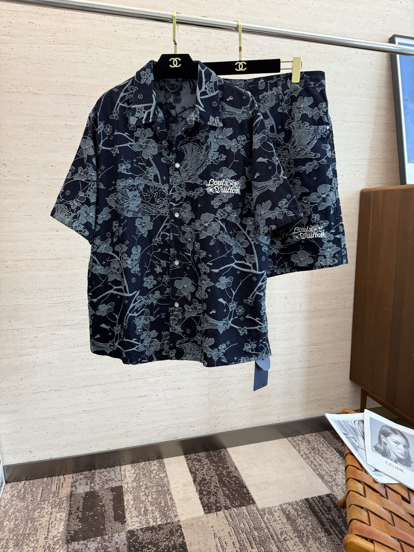 NO:448218,Shorts, top LV donkey brand, new denim short-sleeved shirt layout, 1V Waves jacquard pattern, pointing out the tropical surfing theme of the season. 1V Flower embroidery injects exotic style into the Louis Vuitton logo, and pearlescent buttons add a unique atmosphere. It can be matched with the same shorts to create a prominent summer look!  Same size S.M.L.XL Clothes Length 71.5 73 74.5 76 Bust 124 128 132 Shoulder width 53555759,,louis vuitton,louis vuitton,louis vuitton,shorts,shirts,T-shirt,alexander wang19860909短裤 上衣LV驴牌 春夏新款牛仔短袖衬衫铺陈 1V Waves 提花织纹,点明当季热带冲浪主题.1V Flower 刺绣为路易威登标识注入异域风情,珠光纽扣再添别致气息.可搭配同款短裤,打造瞩目夏日造型！男女同款 码数S.M.L.XL 衣长71.5 73 74.5 76 胸围 124 128 132 肩宽53555759,,louis vuitton,louis vuitton,louis vuitton,shorts,shirts,T-shirt,alexander wang,Men's clothing