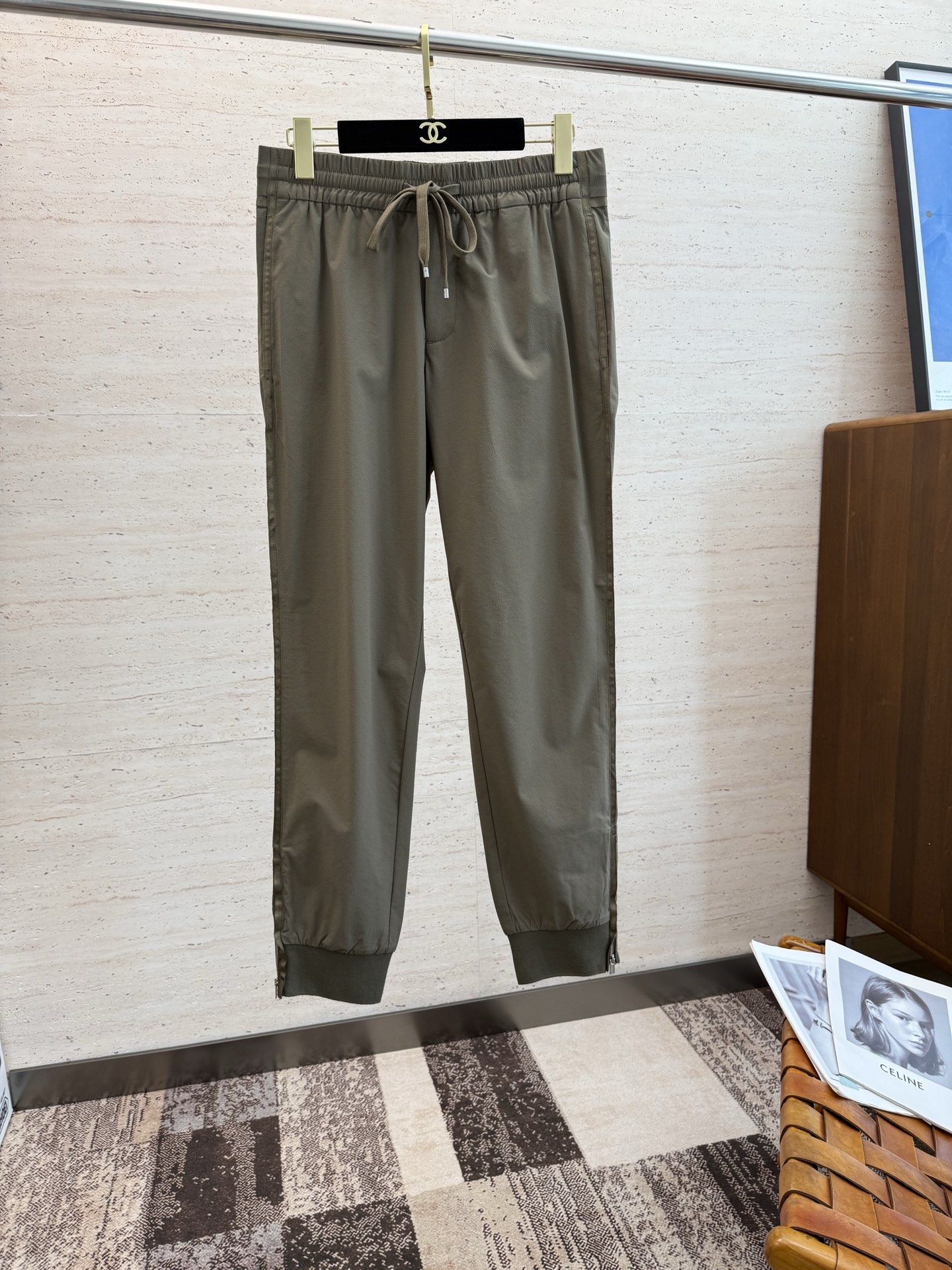 NO:450215,HER25S men's drawstring casual pants, the latest top-body style is invincible!  This pants are definitely a perfect match, with elastic waistline and daily work. They can be worn outdoors. They are a perfect combination of fashion and leisure and outdoor sports, so they are your best choice whether you wear them normally or outdoors. The trim of the webbing is very special. The craftsmanship requires very difficult. The zipper opening is very stylish, and the tailoring is tight on the top and tight on the bottom. Size: 48-54,,alexander wang19860909HER25S男士抽绳休闲裤 最新款上身版型无敌正！绝对可以闭眼收的一款,此款裤子非常百搭,弹力腰围,日常上班 户外运动都可以穿着,是时尚休闲与户外运动的完美结合,所以无论您平时穿或者户外穿都是您的最佳选择. 轻松自然不易变型织带的饰边非常的特别,工艺要求难度非常的高脚口拉链打开很有范,上松下紧的剪裁儒雅味道 尺码:48-54,,alexander wang,Men's clothing