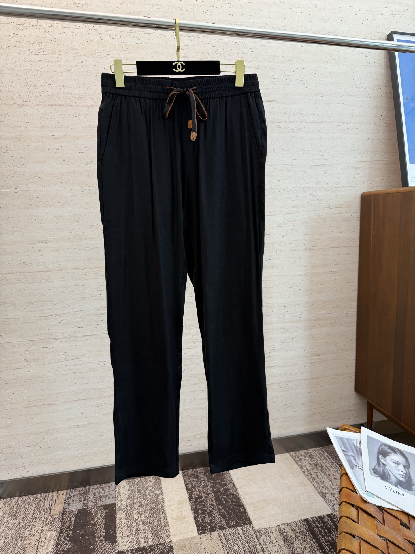 NO:450211,LP.25S men's drawstring casual pants, the latest top-body style is invincible!  This pants are absolutely versatile, elastic waist, and can be worn for daily work. They are a perfect combination of fashionable and casual and outdoor sports, so whether you wear them normally or outdoors, it is your best choice. Extreme comfort and quick sweating are the most popular key points, improving the comfort of wearing and suitable for aerobics and trail running conditions. This style is a jogging casual pants with an extremely wide range of applications, allowing you to naturally maintain a love for sports in summer, or you can wear them in casual life. Size M-3XL, loro piano, alexander wang19860909LP.25S男士抽绳休闲裤 最新款上身版型无敌正！绝对可以闭眼收的一款,此款裤子非常百搭,弹力腰围,日常上班 户外运动都可以穿着,是时尚休闲与户外运动的完美结合,所以无论您平时穿或者户外穿都是您的最佳选择. 极致舒适和快速排汗是备受青睐的重点,提升穿着舒适度,适合有氧运动和越野跑条件下穿着,此款是一件适用范围极其广泛的跑步休闲裤,让你在夏天自然可以保持对运动热爱,也可以在休闲 生活中穿着 尺码M-3XL,,loro piana,alexander wang,Men's clothing