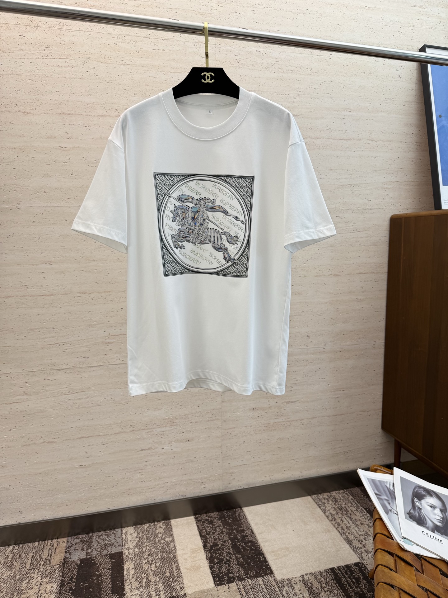 NO:450207,BUR2025 Spring and Summer new short-sleeved sleeves have bright and bright overall color, smooth and soft feel, with a strong drape, natural and soft texture, super comfortable close body, and a strong drape!  T-shirts are very comfortable and practical in daily wear, super toughness is better than ordinary cotton texture. The fabric is delicate, soft and skin-friendly, with a light and cool touch, bright color and high color fastness, good breathability and drape... Code number M-4XL, burberry, T-shirt, tees, t-shirt, alexander wang19860909BUR2025 春夏新款短袖 整体上色泽较鲜明和光亮,手感顺滑揉软,悬垂感特强,质地自然柔软、贴身超级舒服,悬垂感特强！ T恤日常穿搭很自在很实用,超级的有韧性比起一般的棉手感质感都更好的,面料质地细腻、柔软、亲肤,触感轻薄凉爽,色泽艳丽色牢度高,透气性及悬垂性好..码数M-4XL,,burberry,T-shirt,tees，t-shirt,alexander wang,Men's clothing