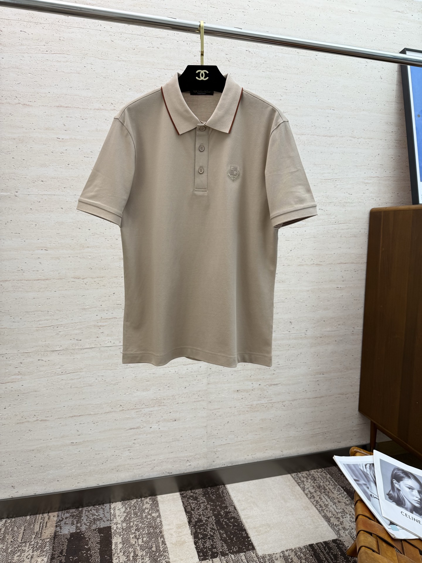 NO:448265,LP.25S Spring and Summer Men's POLO Iconic LOGO logo on the chest. Overall, it is very light business and casual!  Mulberry silk cotton is a light, comfortable and smooth upper body. It is definitely a piece that makes you feel worthwhile!  !  !  Code number M-3XL, loro piana, alexander wang19860909LP.25S春夏男士POLO 胸前标志性LOGO徽标 整体非常的轻商务休闲！桑蚕丝棉 上身轻盈舒适顺滑 到手绝对让你觉得物有所值的一件单品！！！ 码数M-3XL,,loro piana,alexander wang,Men's clothing