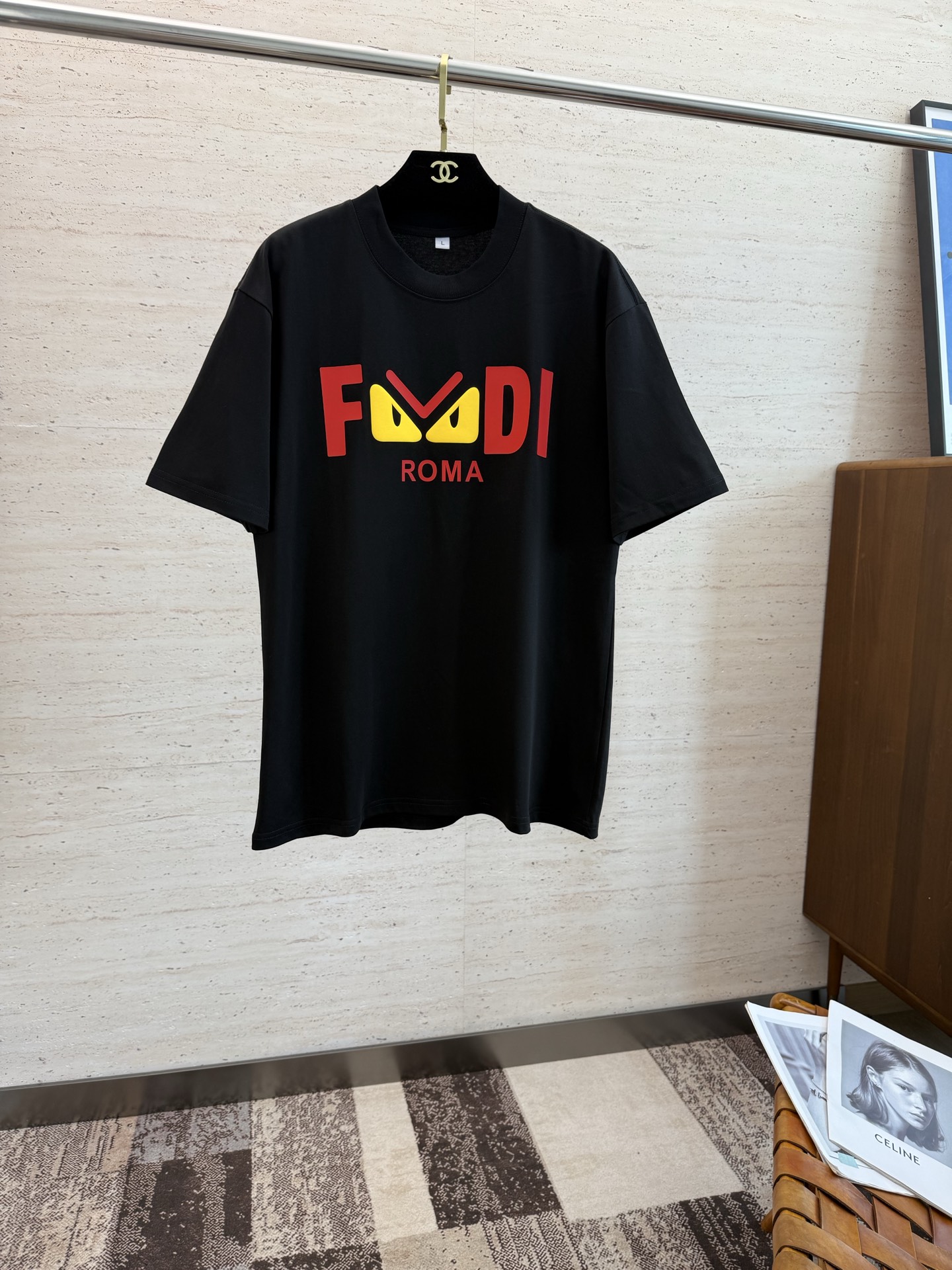 NO:448252,FEND2025 Spring and Summer new short-sleeved sleeves have a bright and bright overall color, smooth and soft feel, with a strong drape, natural and soft texture, super comfortable in the body, and a strong drape!  T-shirts are very comfortable and practical in daily wear, super toughness is better than ordinary cotton, the texture is delicate, soft and skin-friendly, the touch is light and cool, the color is bright and the color is fast, the breathability and drape are good.. M-4XL, fendi, T-shirt, tees, t-shirt, alexander wang19860909FEND2025 春夏新款短袖 整体上色泽较鲜明和光亮,手感顺滑揉软,悬垂感特强,质地自然柔软、贴身超级舒服,悬垂感特强！ T恤日常穿搭很自在很实用,超级的有韧性比起一般的棉手感质感都更好的,面料质地细腻、柔软、亲肤,触感轻薄凉爽,色泽艳丽色牢度高,透气性及悬垂性好..码数M-4XL,,fendi,T-shirt,tees，t-shirt,alexander wang,Men's clothing