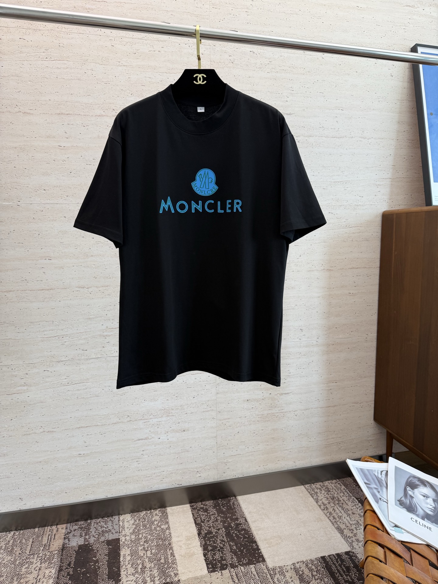 NO:448245,MON2025 spring and summer new short-sleeved sleeves have bright and bright overall color, smooth and soft feel, with a strong drape, natural and soft texture, super comfortable close body, and a strong drape!  T-shirts are very comfortable and practical in daily wear, super toughness is better than ordinary cotton, the texture is delicate, soft and skin-friendly, the touch is light and cool, the color is bright and the color is high in fastness, and the breathability and drape are good.. Number of codes M-4XL, T-shirt,tees, t-shirt,alexander wang19860909MON2025 春夏新款短袖 整体上色泽较鲜明和光亮,手感顺滑揉软,悬垂感特强,质地自然柔软、贴身超级舒服,悬垂感特强！ T恤日常穿搭很自在很实用,超级的有韧性比起一般的棉手感质感都更好的,面料质地细腻、柔软、亲肤,触感轻薄凉爽,色泽艳丽色牢度高,透气性及悬垂性好..码数M-4XL,,T-shirt,tees，t-shirt,alexander wang,Men's clothing