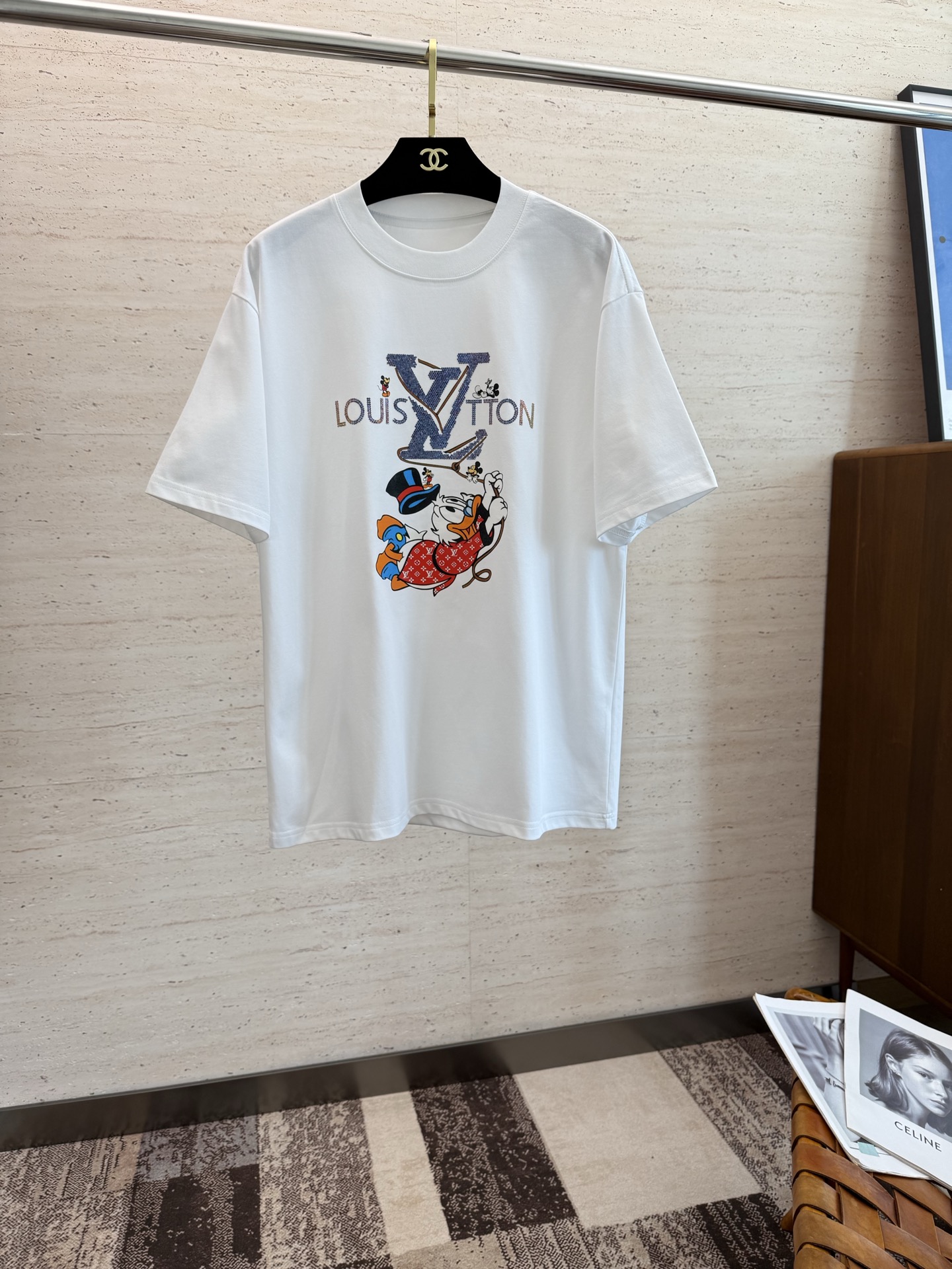 NO:448238,LV2025 spring and summer new short-sleeved sleeves have a bright and bright overall color, smooth and soft feel, with a strong drape, natural and soft texture, super comfortable in the body, and a strong drape!  T-shirts are very comfortable and practical in daily wear, super toughness is better than ordinary cotton, the texture is delicate, soft and skin-friendly, the touch is light and cool, the color is bright and the color is fast, the breathability and drape are good..M-4XL,,louis vuitton,T-shirt,tees,t-shirt,alexander wang19860909LV2025 春夏新款短袖 整体上色泽较鲜明和光亮,手感顺滑揉软,悬垂感特强,质地自然柔软、贴身超级舒服,悬垂感特强！ T恤日常穿搭很自在很实用,超级的有韧性比起一般的棉手感质感都更好的,面料质地细腻、柔软、亲肤,触感轻薄凉爽,色泽艳丽色牢度高,透气性及悬垂性好..码数M-4XL,,louis vuitton,T-shirt,tees，t-shirt,alexander wang,Men's clothing