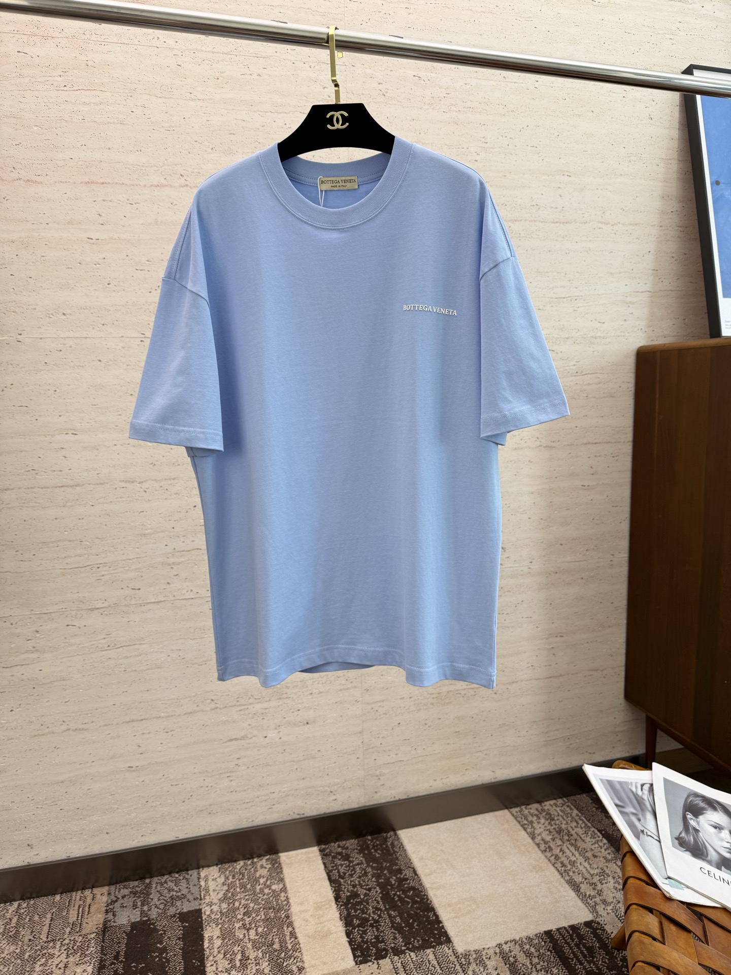 NO:498897,BV2025 Spring and Summer New Short Sleeves The overall color is bright and bright, with a smooth and soft feel, with a strong drape, natural and soft texture, super comfortable in the body, and a strong drape!  T-shirts are very comfortable and practical in daily wear, super toughness is better than ordinary cotton, the texture is delicate, soft and skin-friendly, the touch is light and cool, the color is bright and the color is fast, the breathability and drape are good.. M-2XL, bottega veneta, T-shirt,tees, t-shirt, alexander wang19860909BV2025 春夏新款短袖 整体上色泽较鲜明和光亮,手感顺滑揉软,悬垂感特强,质地自然柔软、贴身超级舒服,悬垂感特强！ T恤日常穿搭很自在很实用,超级的有韧性比起一般的棉手感质感都更好的,面料质地细腻、柔软、亲肤,触感轻薄凉爽,色泽艳丽色牢度高,透气性及悬垂性好..码数M-2XL,,bottega veneta,T-shirt,tees，t-shirt,alexander wang,Men's clothing