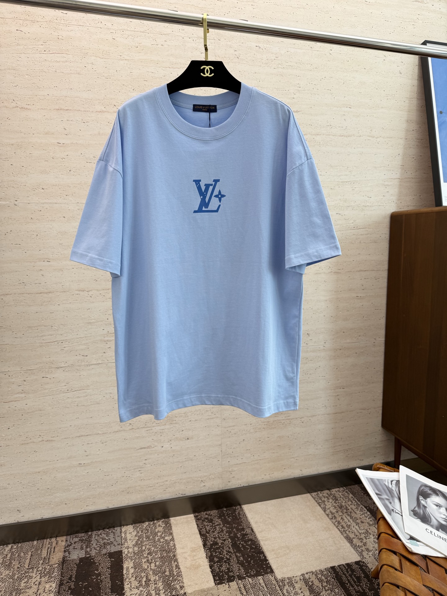 NO:498904,LV2025 spring and summer new short-sleeved sleeves have a bright and bright overall color, smooth and soft feel, with a strong drape, natural and soft texture, super comfortable in the body, and a strong drape!  T-shirts are very comfortable and practical in daily wear, super toughness is better than ordinary cotton, the texture is delicate, soft and skin-friendly, the touch is light and cool, the color is bright and the color is fast, the breathability and drape are good.. Number M-2XL,,louis vuitton, T-shirt,tees, t-shirt,alexander wang19860909LV2025 春夏新款短袖 整体上色泽较鲜明和光亮,手感顺滑揉软,悬垂感特强,质地自然柔软、贴身超级舒服,悬垂感特强！ T恤日常穿搭很自在很实用,超级的有韧性比起一般的棉手感质感都更好的,面料质地细腻、柔软、亲肤,触感轻薄凉爽,色泽艳丽色牢度高,透气性及悬垂性好..码数M-2XL,,louis vuitton,T-shirt,tees，t-shirt,alexander wang,Men's clothing