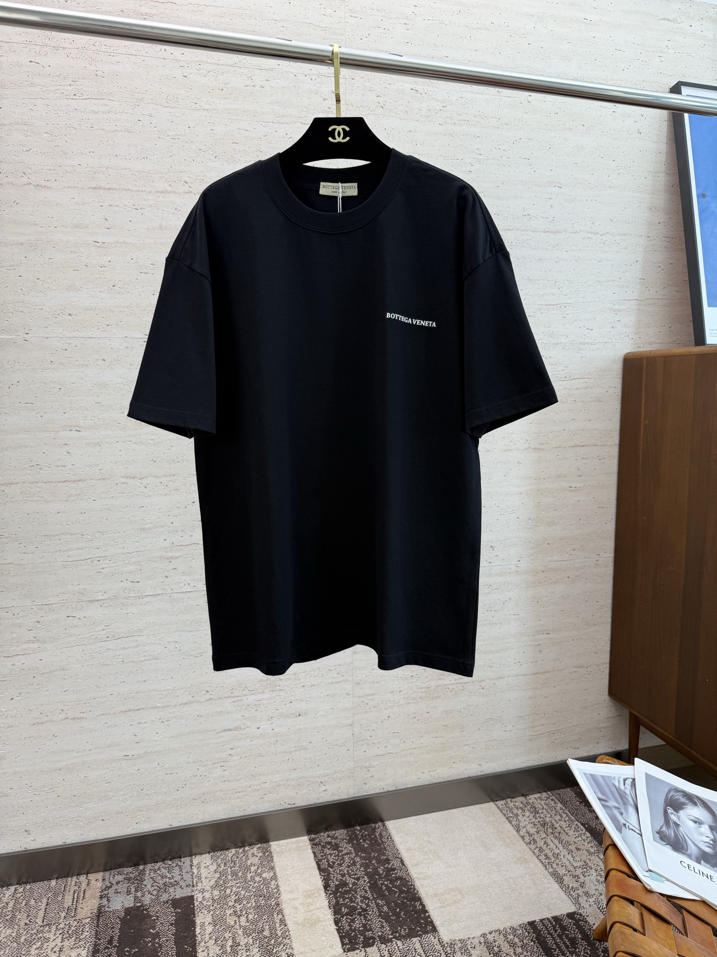 NO:498911,BV2025 Spring and Summer New Short Sleeves The overall color is bright and bright, with a smooth and soft feel, with a strong drape, natural and soft texture, super comfortable in the body, and a strong drape!  T-shirts are very comfortable and practical in daily wear, super toughness is better than ordinary cotton, the texture is delicate, soft and skin-friendly, the touch is light and cool, the color is bright and the color is fast, the breathability and drape are good.. M-2XL, bottega veneta, T-shirt,tees, t-shirt, alexander wang19860909BV2025 春夏新款短袖 整体上色泽较鲜明和光亮,手感顺滑揉软,悬垂感特强,质地自然柔软、贴身超级舒服,悬垂感特强！ T恤日常穿搭很自在很实用,超级的有韧性比起一般的棉手感质感都更好的,面料质地细腻、柔软、亲肤,触感轻薄凉爽,色泽艳丽色牢度高,透气性及悬垂性好..码数M-2XL,,bottega veneta,T-shirt,tees，t-shirt,alexander wang,Men's clothing