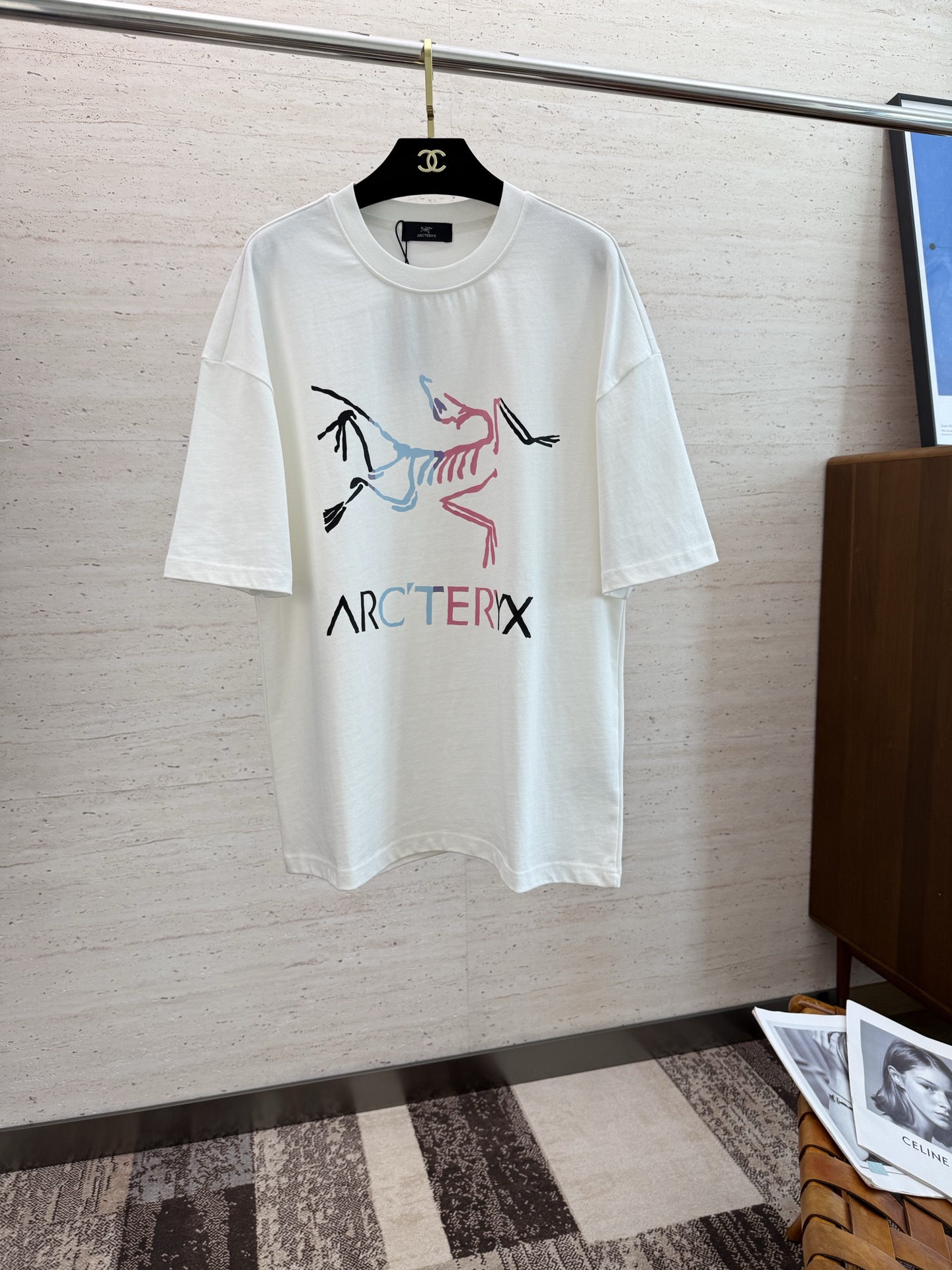 NO:448278,ARC2025 spring and summer new short-sleeved sleeves have bright and bright overall color, smooth and soft feel, with a strong drape, natural and soft texture, super comfortable in the body, and a strong drape!  T-shirts are very comfortable and practical in daily wear, super toughness is better than ordinary cotton, the texture is delicate, soft and skin-friendly, the touch is light and cool, the color is bright and the color is fast, the breathability and drape are good.. Number of codes M-2XL, T-shirt,tees, t-shirt,alexander wang19860909ARC2025 春夏新款短袖 整体上色泽较鲜明和光亮,手感顺滑揉软,悬垂感特强,质地自然柔软、贴身超级舒服,悬垂感特强！ T恤日常穿搭很自在很实用,超级的有韧性比起一般的棉手感质感都更好的,面料质地细腻、柔软、亲肤,触感轻薄凉爽,色泽艳丽色牢度高,透气性及悬垂性好..码数M-2XL,,T-shirt,tees，t-shirt,alexander wang,Men's clothing