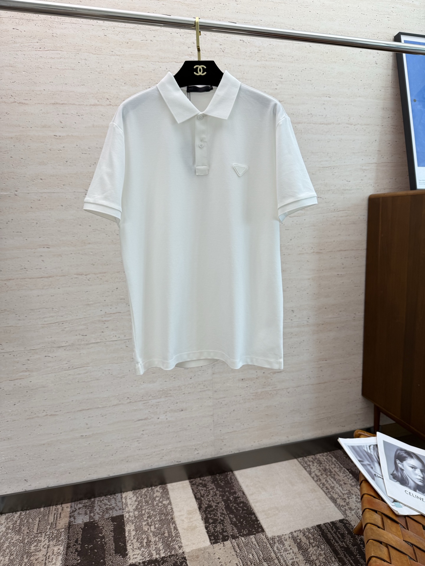 NO:450186,PRA25S Spring and Summer Men's POLO Iconic LOGO logo on the chest. Overall, it is very light business and casual!  Pure cotton fabric, light, comfortable and smooth upper body, it is definitely a piece that makes you feel good for money!  !  !  Code number M-3XL, prada, alexander wang19860909PRA25S春夏男士POLO 胸前标志性LOGO徽标 整体非常的轻商务休闲！纯棉面料,上身轻盈舒适顺滑 到手绝对让你觉得物有所值的一件单品！！！ 码数M-3XL,,prada,alexander wang,Men's clothing