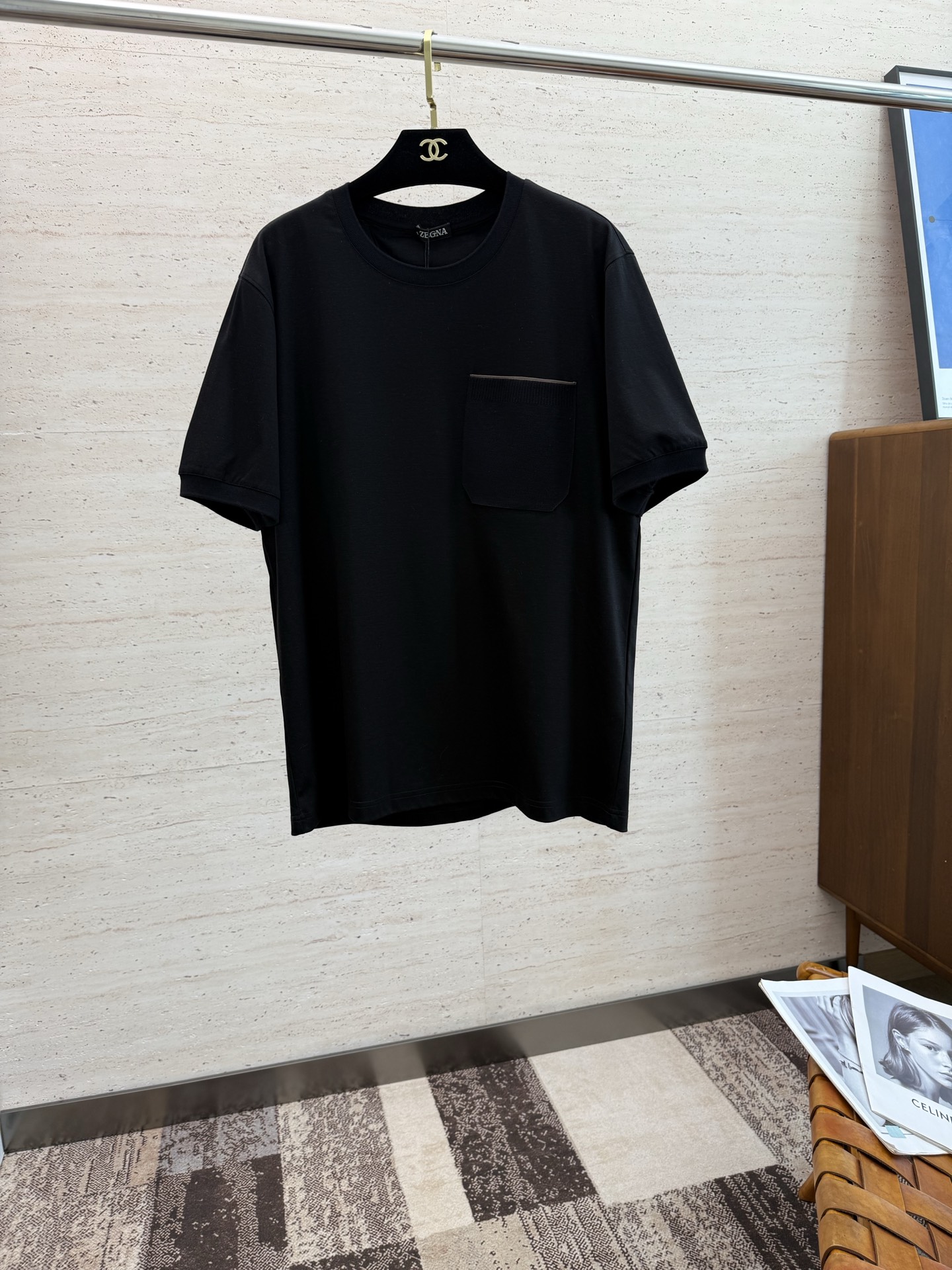 NO:450192,ZZ 2025 spring and summer new short-sleeved sleeves have a bright and bright overall color, smooth and soft feel, with a strong drape, natural and soft texture, super comfortable in the body, and a strong drape!  T-shirts are very comfortable and practical in daily wear, super toughness is better than ordinary cotton, the texture is delicate, soft and skin-friendly, the touch is light and cool, the color is bright and the color is fast, the breathability and drape are good.. Number of codes M-3XL, T-shirt,tees, t-shirt,alexander wang19860909ZZ 2025 春夏新款短袖 整体上色泽较鲜明和光亮,手感顺滑揉软,悬垂感特强,质地自然柔软、贴身超级舒服,悬垂感特强！ T恤日常穿搭很自在很实用,超级的有韧性比起一般的棉手感质感都更好的,面料质地细腻、柔软、亲肤,触感轻薄凉爽,色泽艳丽色牢度高,透气性及悬垂性好..码数M-3XL,,T-shirt,tees，t-shirt,alexander wang,Men's clothing