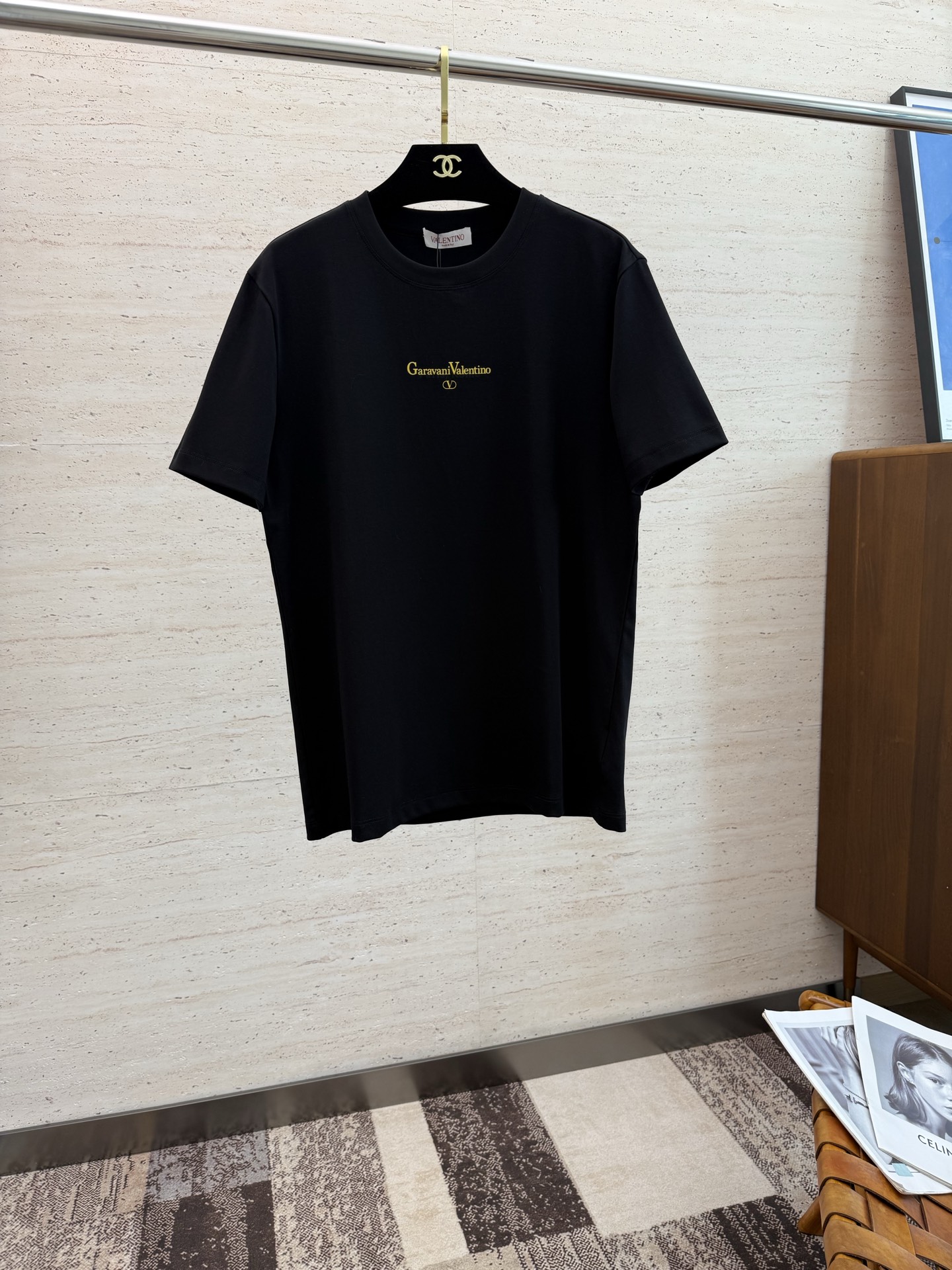 NO:450197,VAL2025 spring and summer new short-sleeved sleeves have bright and bright overall color, smooth and soft feel, with a strong drape, natural and soft texture, super comfortable in the body, and a strong drape!  T-shirts are very comfortable and practical in daily wear, super toughness is better than ordinary cotton, the texture is delicate, soft and skin-friendly, the touch is light and cool, the color is bright and the color is fast, the breathability and drape are good.. Number of codes M-3XL, T-shirt,tees, t-shirt,alexander wang19860909VAL2025 春夏新款短袖 整体上色泽较鲜明和光亮,手感顺滑揉软,悬垂感特强,质地自然柔软、贴身超级舒服,悬垂感特强！ T恤日常穿搭很自在很实用,超级的有韧性比起一般的棉手感质感都更好的,面料质地细腻、柔软、亲肤,触感轻薄凉爽,色泽艳丽色牢度高,透气性及悬垂性好..码数M-3XL,,T-shirt,tees，t-shirt,alexander wang,Men's clothing