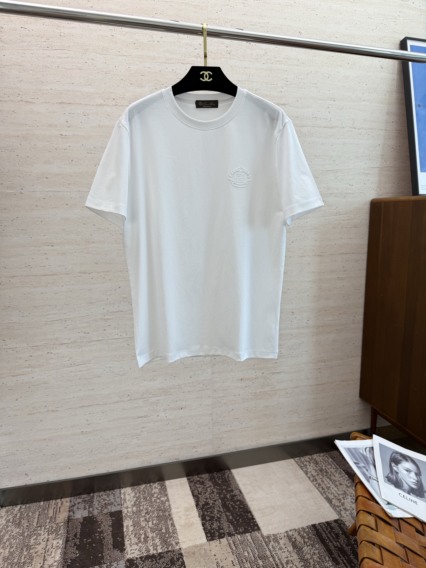 NO:450202,LP.2025 Spring and Summer New Short Sleeves. The overall color is bright and bright, with a smooth and soft feel, with a strong drape, a natural and soft texture, a super comfortable fit, and a strong drape!  T-shirts are very comfortable and practical in daily wear, super toughness is better than ordinary cotton, the texture is delicate, soft and skin-friendly, the touch is light and cool, the color is bright and the color is fast, the breathability and drape are good.. Number M-3XL, loro piana, T-shirt, tees, t-shirt, alexander wang19860909LP.2025 春夏新款短袖 整体上色泽较鲜明和光亮,手感顺滑揉软,悬垂感特强,质地自然柔软、贴身超级舒服,悬垂感特强！ T恤日常穿搭很自在很实用,超级的有韧性比起一般的棉手感质感都更好的,面料质地细腻、柔软、亲肤,触感轻薄凉爽,色泽艳丽色牢度高,透气性及悬垂性好..码数M-3XL,,loro piana,T-shirt,tees，t-shirt,alexander wang,Men's clothing