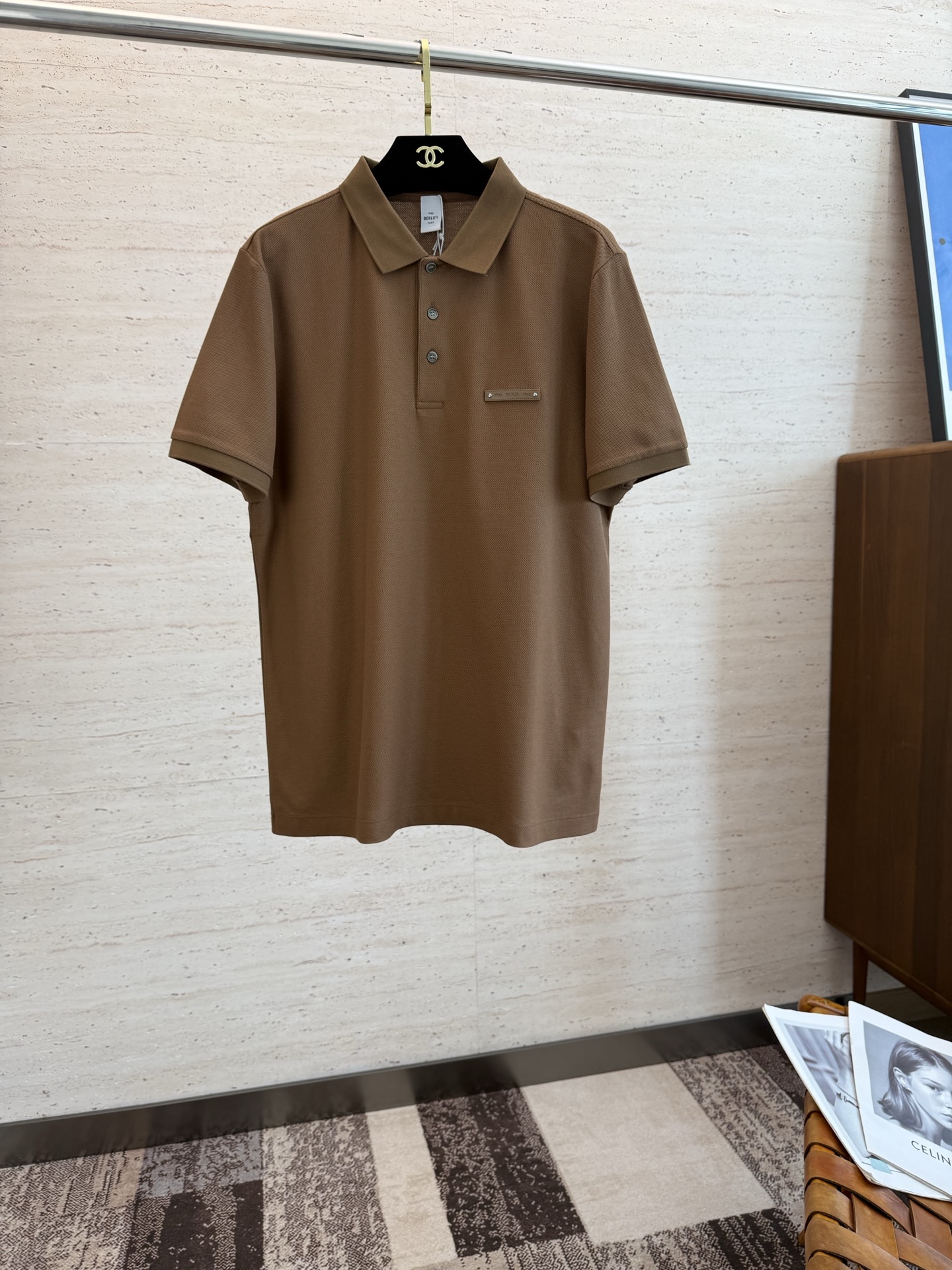 NO:450240,BERLUTI25S Spring and Summer Men's POLO Iconic LOGO logo on the chest overall is very light business and casual!  Pure cotton fabric, light, comfortable and smooth upper body, it is definitely a piece that makes you feel good about your money!  !  !  Code number M-4XL, alexander wang19860909BERLUTI25S春夏男士POLO 胸前标志性LOGO徽标 整体非常的轻商务休闲！纯棉面料 上身轻盈舒适顺滑 到手绝对让你觉得物有所值的一件单品！！！ 码数M-4XL,,alexander wang,Men's clothing