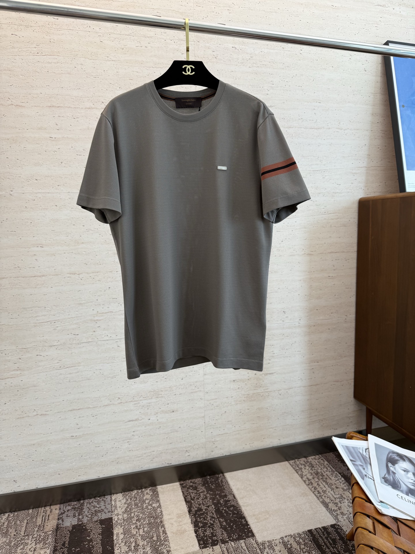 NO:450217,ZZ 2025 spring and summer new short-sleeved sleeves have a bright and bright overall color, smooth and soft feel, with a strong drape, natural and soft texture, super comfortable in the body, and a strong drape!  T-shirts are very comfortable and practical in daily wear, super toughness is better than ordinary cotton, the texture is delicate, soft and skin-friendly, the touch is light and cool, the color is bright and the color is high in fastness, and the breathability and drape are good.. Number of codes M-4XL, T-shirt,tees, t-shirt,alexander wang19860909ZZ 2025 春夏新款短袖 整体上色泽较鲜明和光亮,手感顺滑揉软,悬垂感特强,质地自然柔软、贴身超级舒服,悬垂感特强！ T恤日常穿搭很自在很实用,超级的有韧性比起一般的棉手感质感都更好的,面料质地细腻、柔软、亲肤,触感轻薄凉爽,色泽艳丽色牢度高,透气性及悬垂性好..码数M-4XL,,T-shirt,tees，t-shirt,alexander wang,Men's clothing