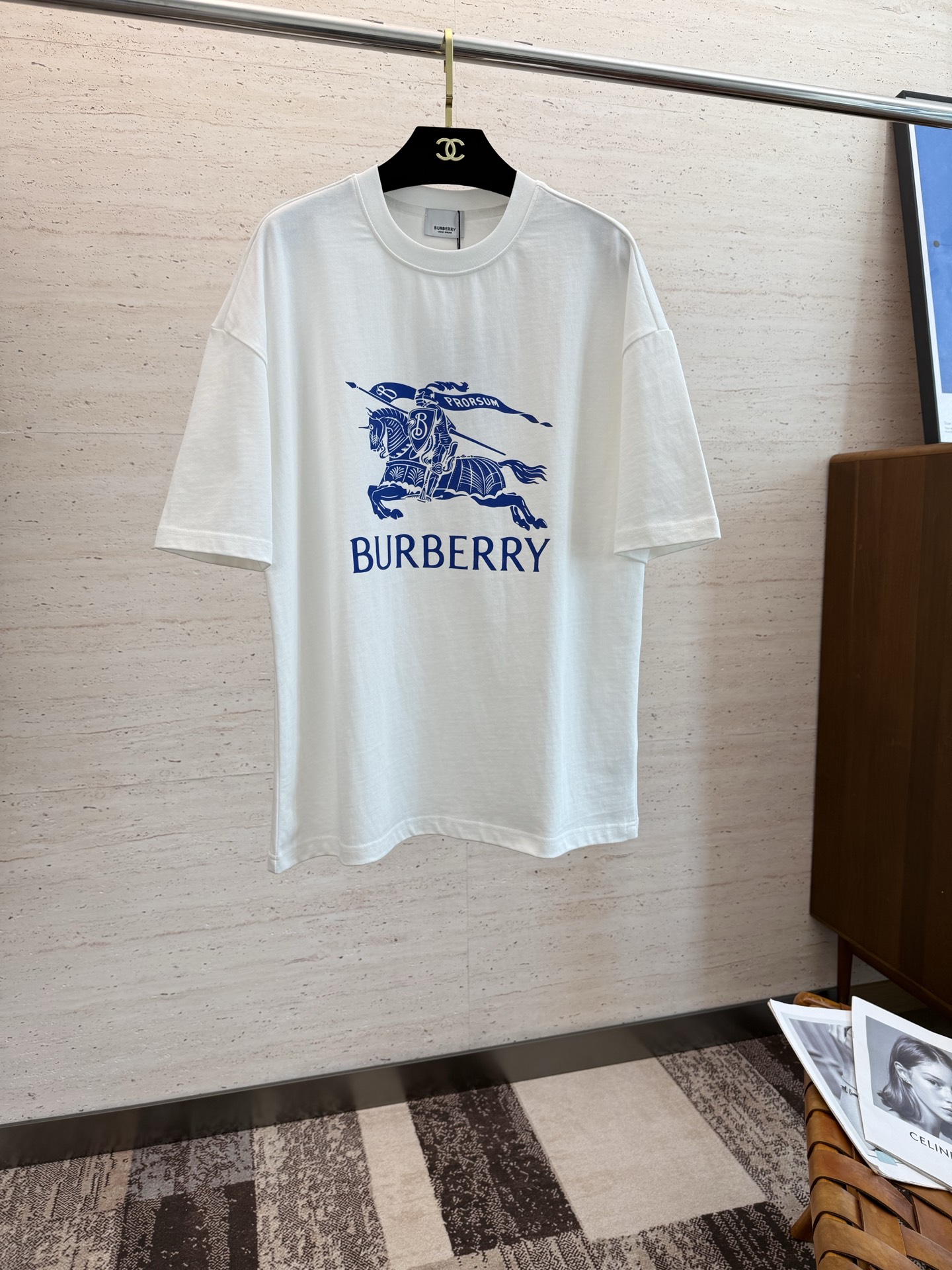 NO:450245,BUR2025 Spring and Summer new short-sleeved sleeves have bright and bright overall color, smooth and soft feel, with a strong drape, natural and soft texture, super comfortable close body, and a strong drape!  T-shirts are very comfortable and practical in daily wear, super toughness is better than ordinary cotton, the texture is delicate, soft and skin-friendly, the touch is light and cool, the color is bright and the color is fast, the breathability and drape are good.. M-2XL, burberry, T-shirt, tees, t-shirt, alexander wang19860909BUR2025 春夏新款短袖 整体上色泽较鲜明和光亮,手感顺滑揉软,悬垂感特强,质地自然柔软、贴身超级舒服,悬垂感特强！ T恤日常穿搭很自在很实用,超级的有韧性比起一般的棉手感质感都更好的,面料质地细腻、柔软、亲肤,触感轻薄凉爽,色泽艳丽色牢度高,透气性及悬垂性好..码数M-2XL,,burberry,T-shirt,tees，t-shirt,alexander wang,Men's clothing