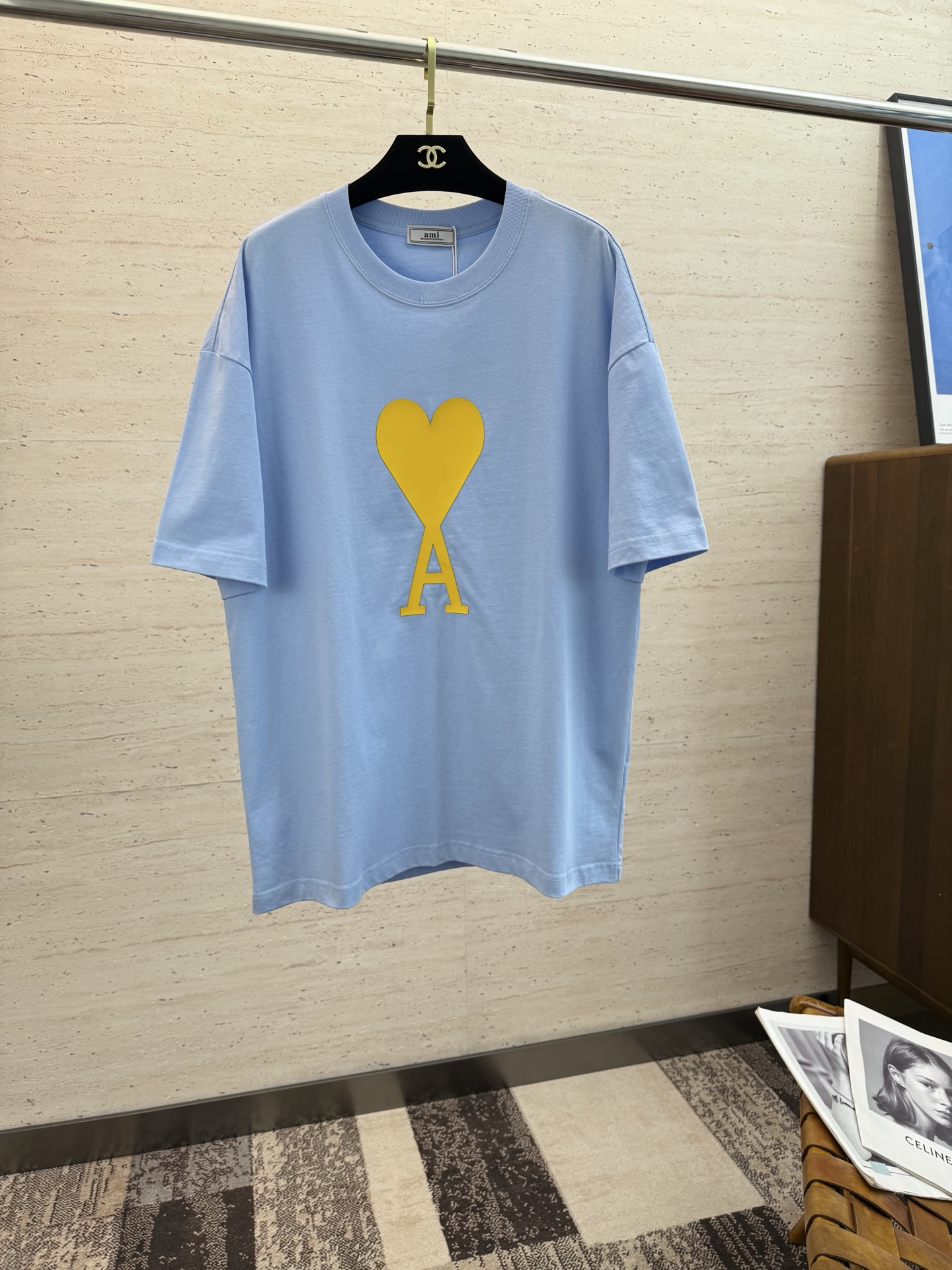 NO:450248,ami 2025 spring and summer new short-sleeved sleeves have bright and bright overall color, smooth and soft feel, with a strong drape, natural and soft texture, super comfortable close body, and a strong drape!  T-shirts are very comfortable and practical in daily wear, super toughness is better than ordinary cotton, the texture is delicate, soft and skin-friendly, the touch is light and cool, the color is bright and the color is fast, the breathability and drape are good.. Number of codes M-2XL, T-shirt,tees, t-shirt,alexander wang19860909ami 2025 春夏新款短袖 整体上色泽较鲜明和光亮,手感顺滑揉软,悬垂感特强,质地自然柔软、贴身超级舒服,悬垂感特强！ T恤日常穿搭很自在很实用,超级的有韧性比起一般的棉手感质感都更好的,面料质地细腻、柔软、亲肤,触感轻薄凉爽,色泽艳丽色牢度高,透气性及悬垂性好..码数M-2XL,,T-shirt,tees，t-shirt,alexander wang,Men's clothing