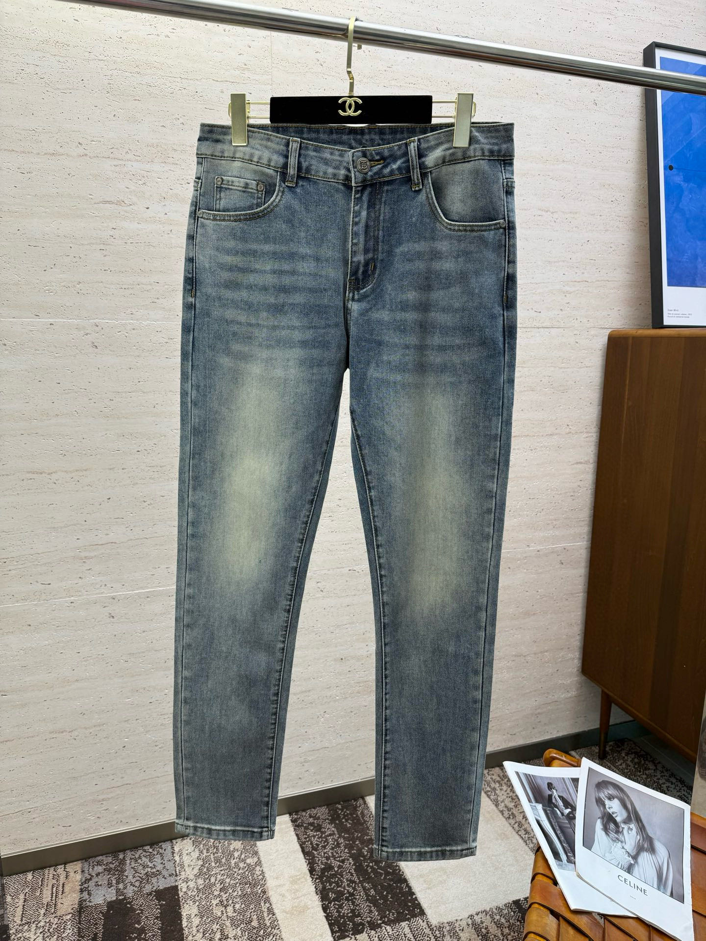 NO:450228,BUR25S spring and summer men's straight jeans cotton denim fabric is made of soft texture without losing muscles and bones, dry and tough. Classic iconic embossed logo, soul-like embellishment. All indicators are top-quality, which naturally brings an excellent body feel!  !  Number of codes: 29-38 None 35, burberry, jeans, alexander wang19860909BUR25S春夏男士直筒牛仔裤棉质牛仔面料打造 质地柔软又不失筋骨,手感干爽有韧性 经典的标志性浮雕徽标,灵魂般的点缀 各项指标皆为上品,自然带来极佳的上身体感！！码数:29-38 无35,,burberry,jeans,alexander wang,Men's clothing