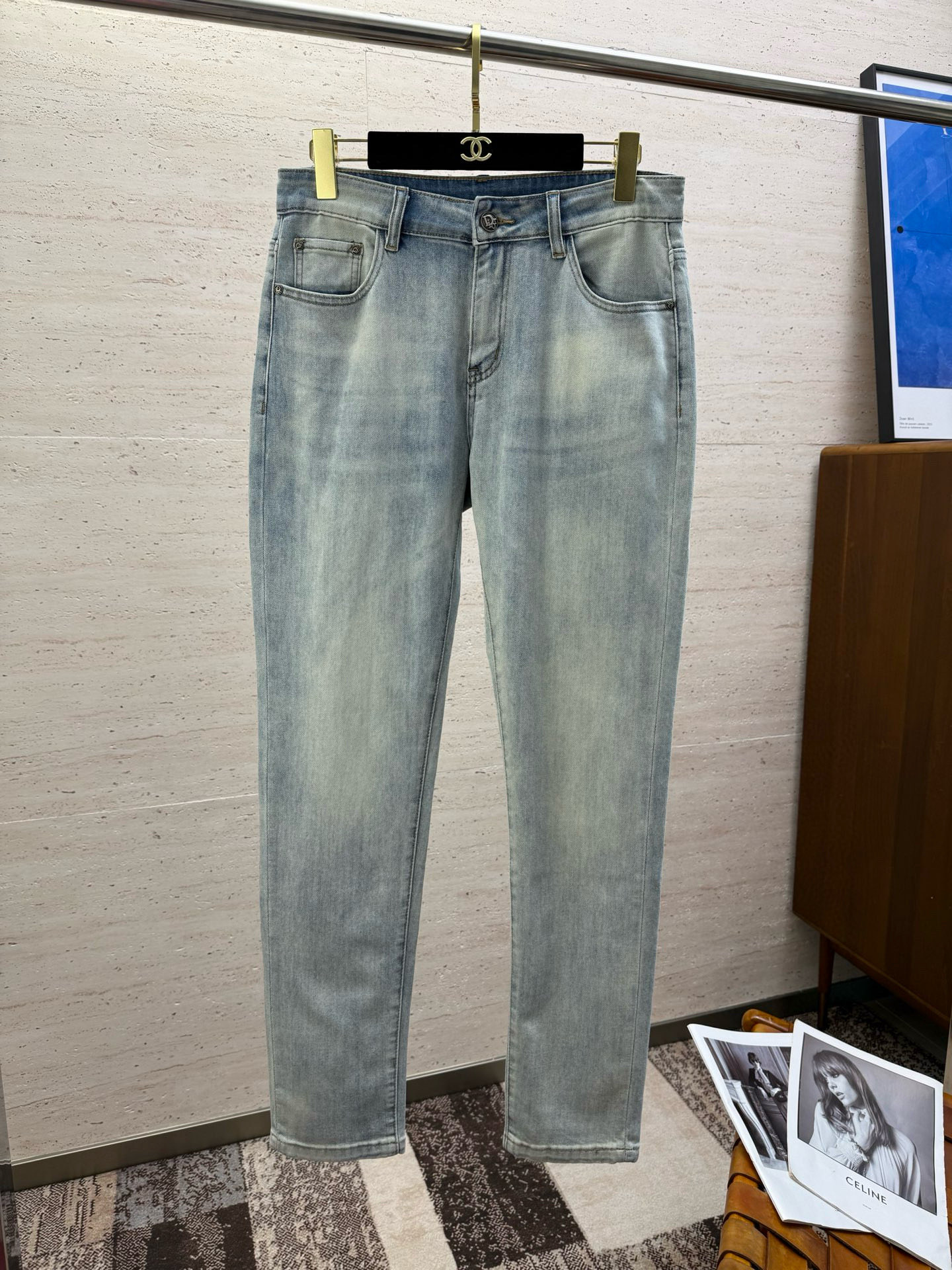 NO:450232,CD25S spring and summer men's straight jeans cotton denim fabric is made of soft texture without losing muscles and bones, dry and tough feel. Classic iconic embossed logo, soul-like embellishment. All indicators are top-quality, which naturally brings an excellent body feel!  !  Number of codes: 29-38 None 35, jeans,alexander wang19860909CD25S春夏男士直筒牛仔裤棉质牛仔面料打造 质地柔软又不失筋骨,手感干爽有韧性 经典的标志性浮雕徽标,灵魂般的点缀 各项指标皆为上品,自然带来极佳的上身体感！！码数:29-38 无35,,jeans,alexander wang,Men's clothing