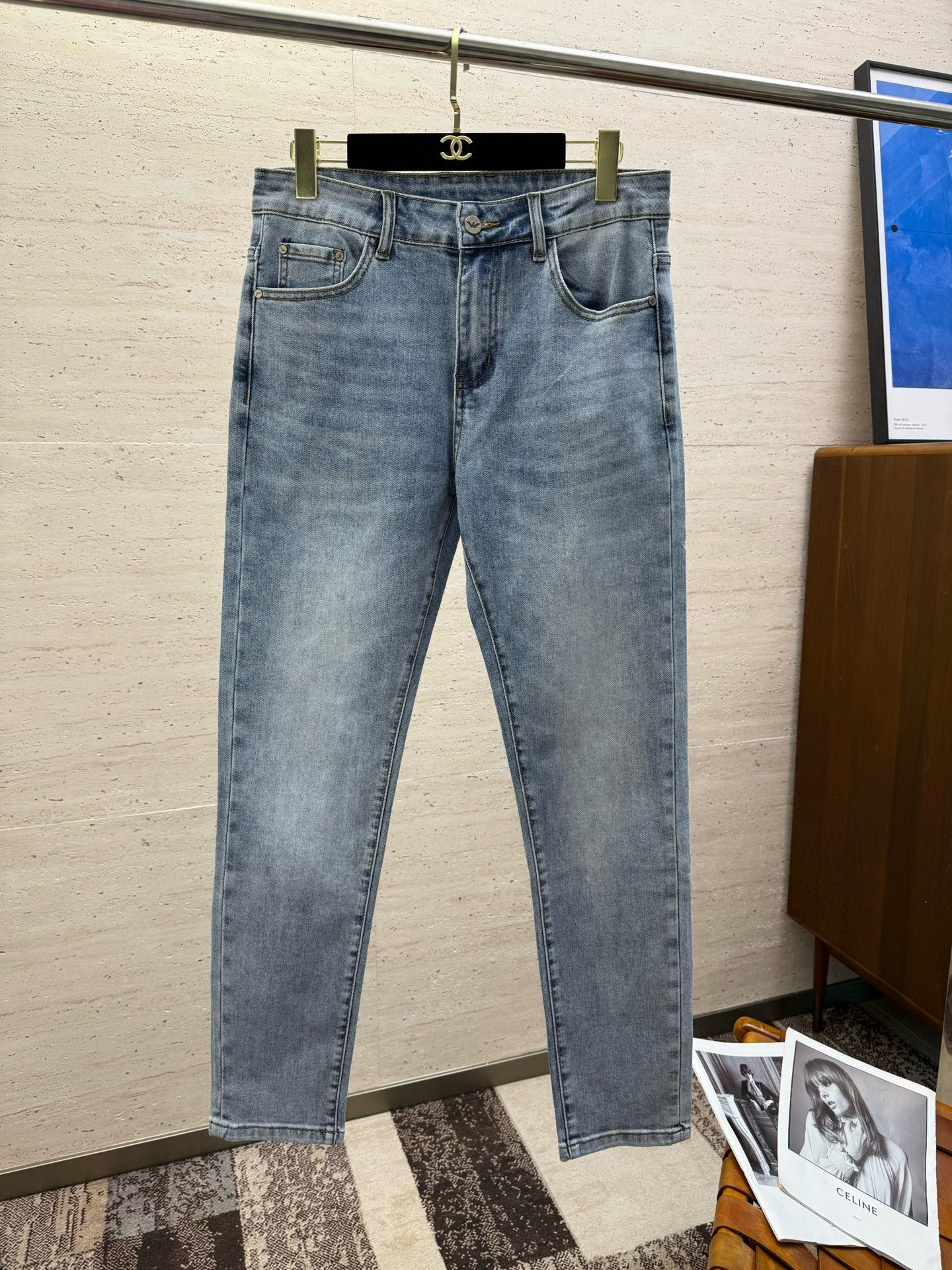 NO:450236,EA25S spring and summer men's straight jeans cotton denim fabric is made of soft texture without losing muscles and bones, dry and tough feel. Classic iconic embossed logo, soul-like embellishment. All indicators are top-quality, which naturally brings an excellent body feel!  !  Number of codes 29-3835, jeans,alexander wang19860909EA25S春夏男士直筒牛仔裤棉质牛仔面料打造 质地柔软又不失筋骨,手感干爽有韧性 经典的标志性浮雕徽标,灵魂般的点缀 各项指标皆为上品,自然带来极佳的上身体感！！码数29-3835,,jeans,alexander wang,Men's clothing