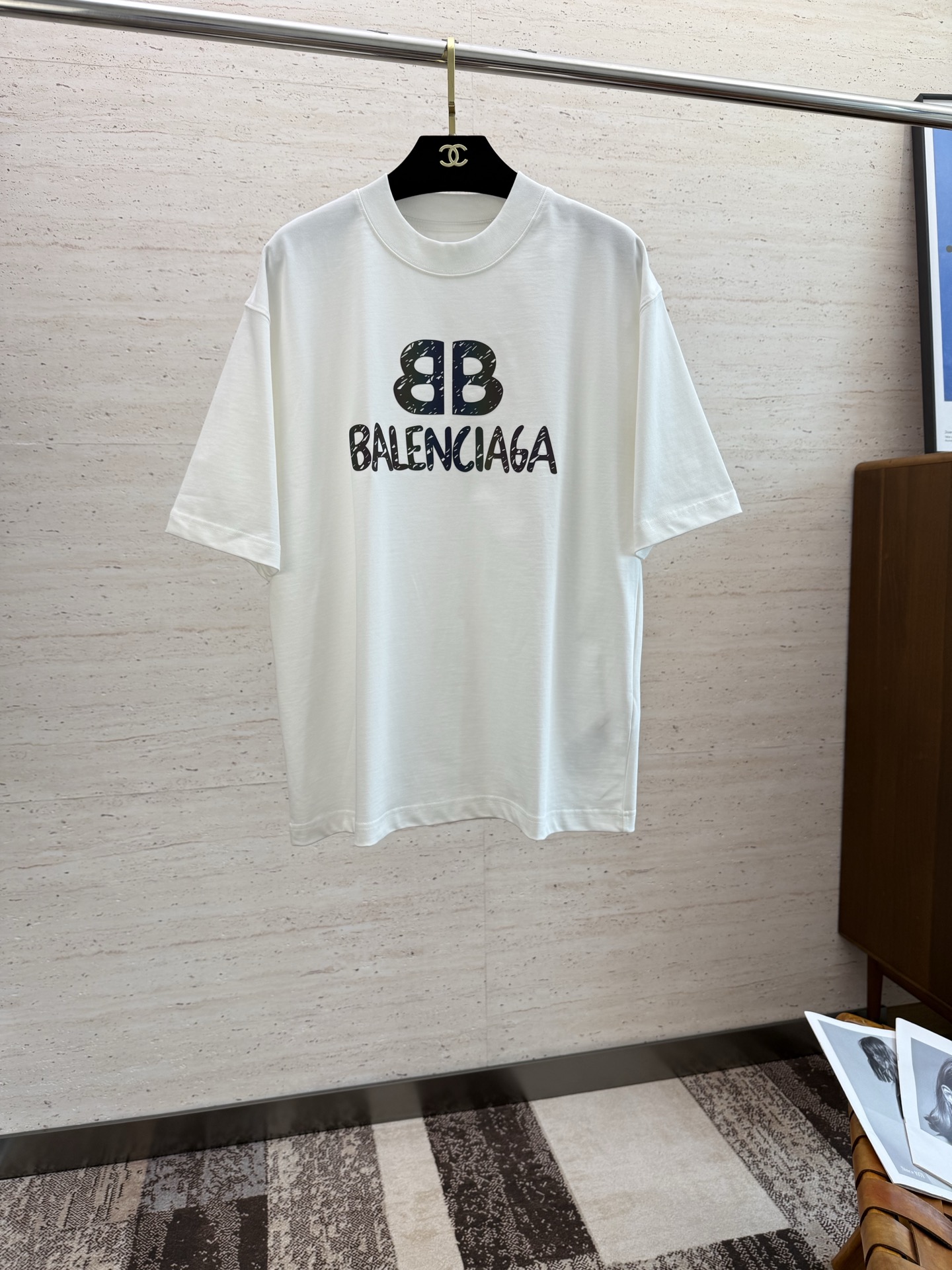 NO:491249,BAL's new spring and summer short-sleeved sleeves have a bright and bright overall color, smooth and soft feel, with a strong drape, natural and soft texture, super comfortable in the body, and a strong drape!  T-shirts are very comfortable and practical in daily wear, super toughness is better than ordinary cotton, the texture is delicate, soft and skin-friendly, the touch is light and cool, the color is bright and the color is fast, the breathability and drape are good.. S-3XL (the pattern is relatively large), T-shirt,tees, t-shirt,alexander wang19860909BAL 春夏新款短袖 整体上色泽较鲜明和光亮,手感顺滑揉软,悬垂感特强,质地自然柔软、贴身超级舒服,悬垂感特强！ T恤日常穿搭很自在很实用,超级的有韧性比起一般的棉手感质感都更好的,面料质地细腻、柔软、亲肤,触感轻薄凉爽,色泽艳丽色牢度高,透气性及悬垂性好..码数S-3XL（版型偏大）,,T-shirt,tees，t-shirt,alexander wang,Men's clothing