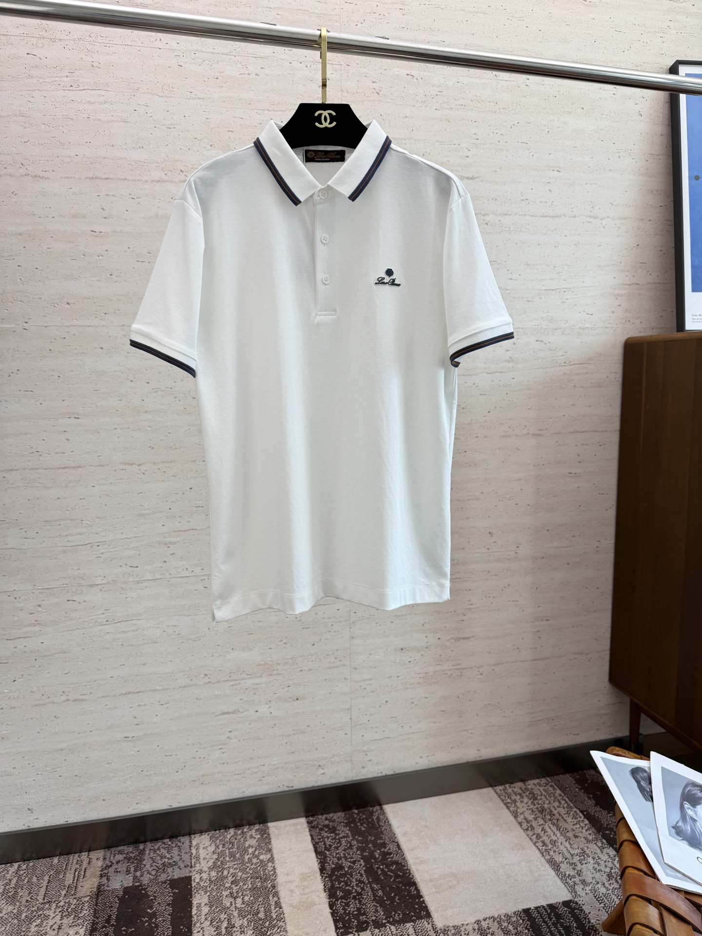 NO:491243,LP.25S Spring and Summer Men's POLO Iconic LOGO logo on the chest. Overall, it is very light business and casual!  Pure cotton fabric, light, comfortable and smooth upper body, it is definitely a piece that makes you feel good for money!  !  !  Code number M-4XL, loro piana, alexander wang19860909LP.25S春夏男士POLO 胸前标志性LOGO徽标 整体非常的轻商务休闲！纯棉面料,上身轻盈舒适顺滑 到手绝对让你觉得物有所值的一件单品！！！ 码数M-4XL,,loro piana,alexander wang,Men's clothing